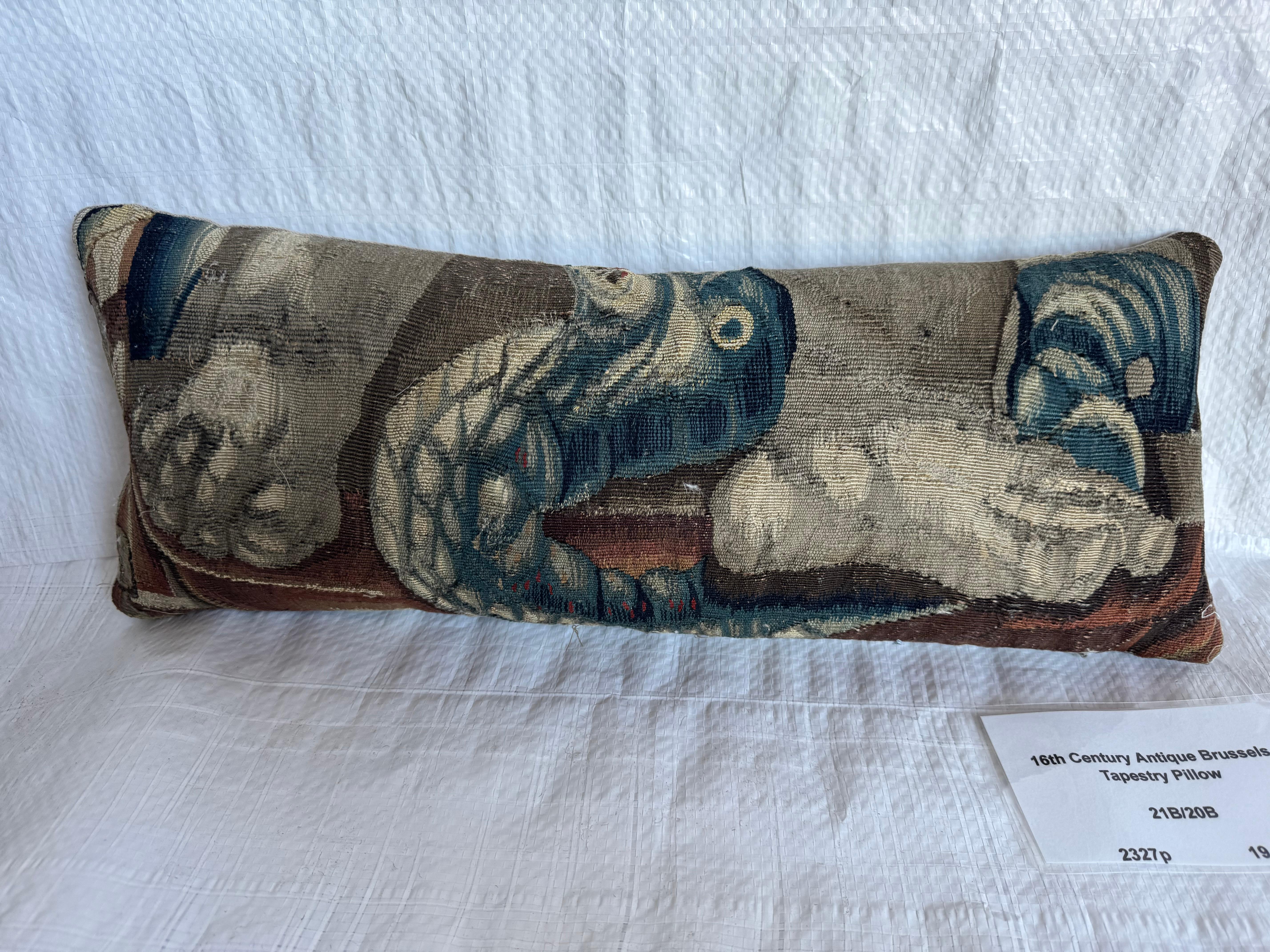 Un sorprendente frammento di arazzo di Bruxelles del XVI secolo che mostra i toni invecchiati del taupe antico, il caldo beige pietra, il marrone fungo polveroso, l'indaco profondo, il verde acqua tenue, l'avorio morbido e il cacao sbiadito. Lungo