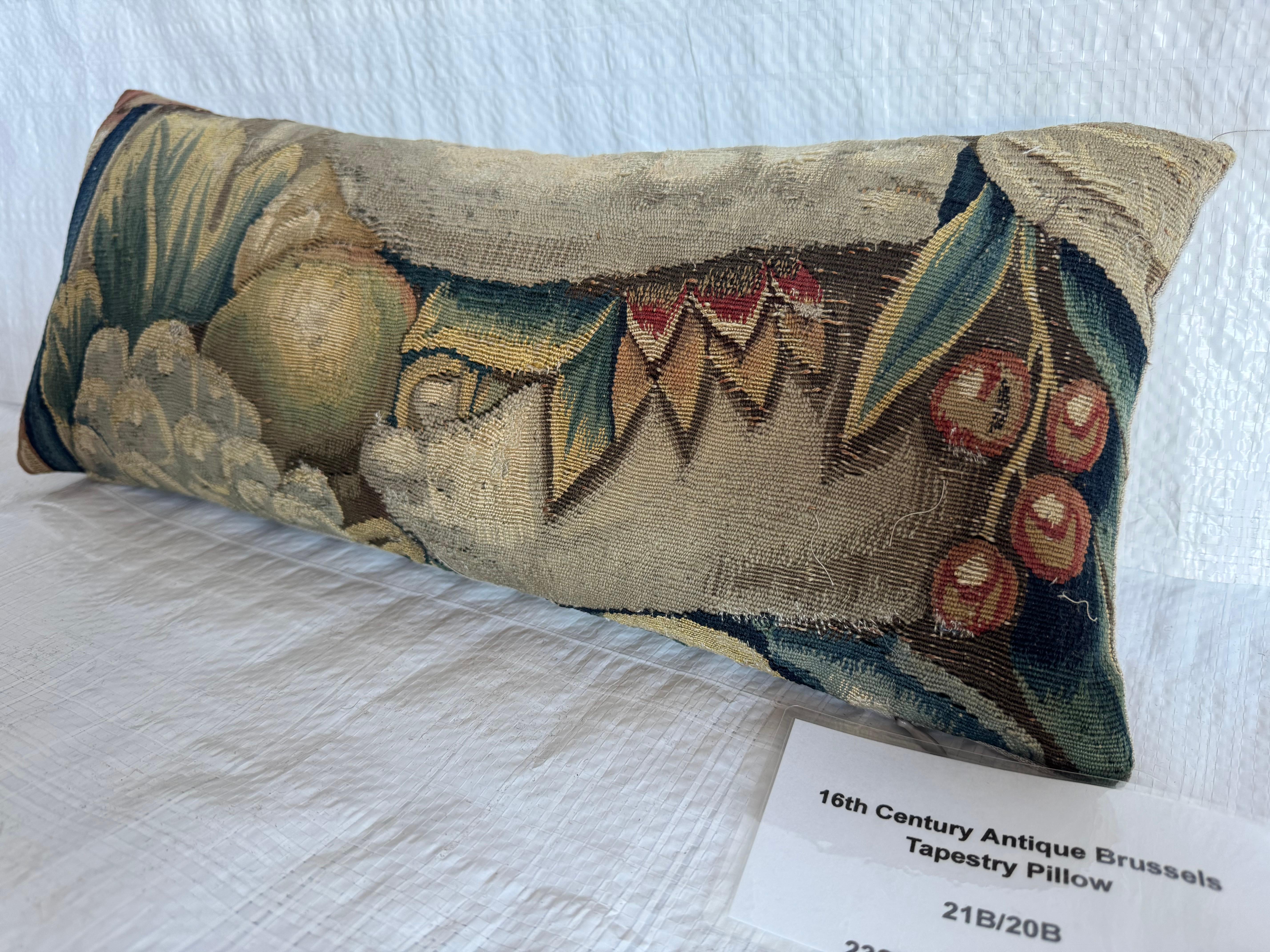 Empire Oreiller en tapisserie ancienne de Bruxelles du 16e siècle en vente