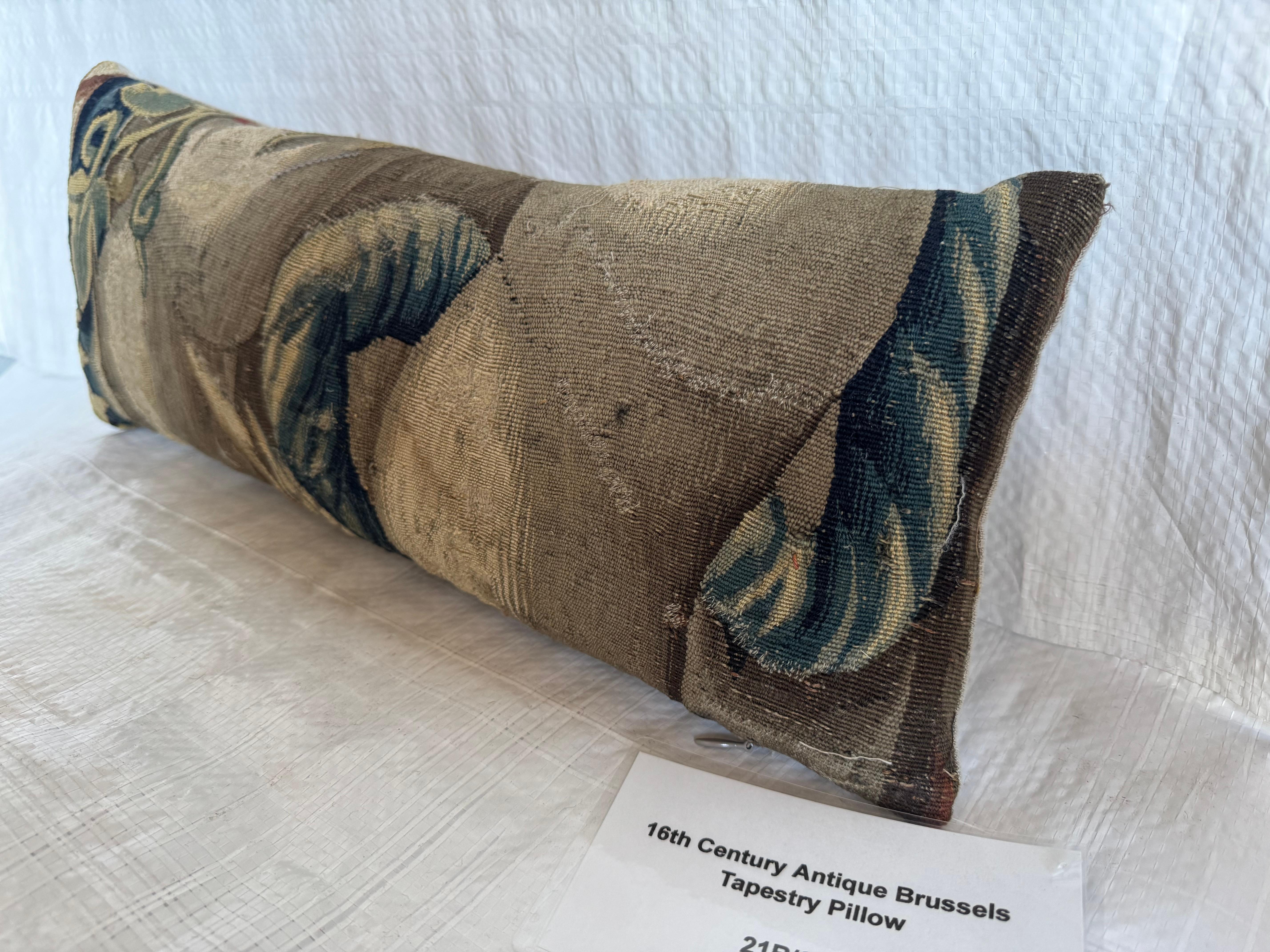 Belge Oreiller en tapisserie ancienne de Bruxelles du 16e siècle en vente