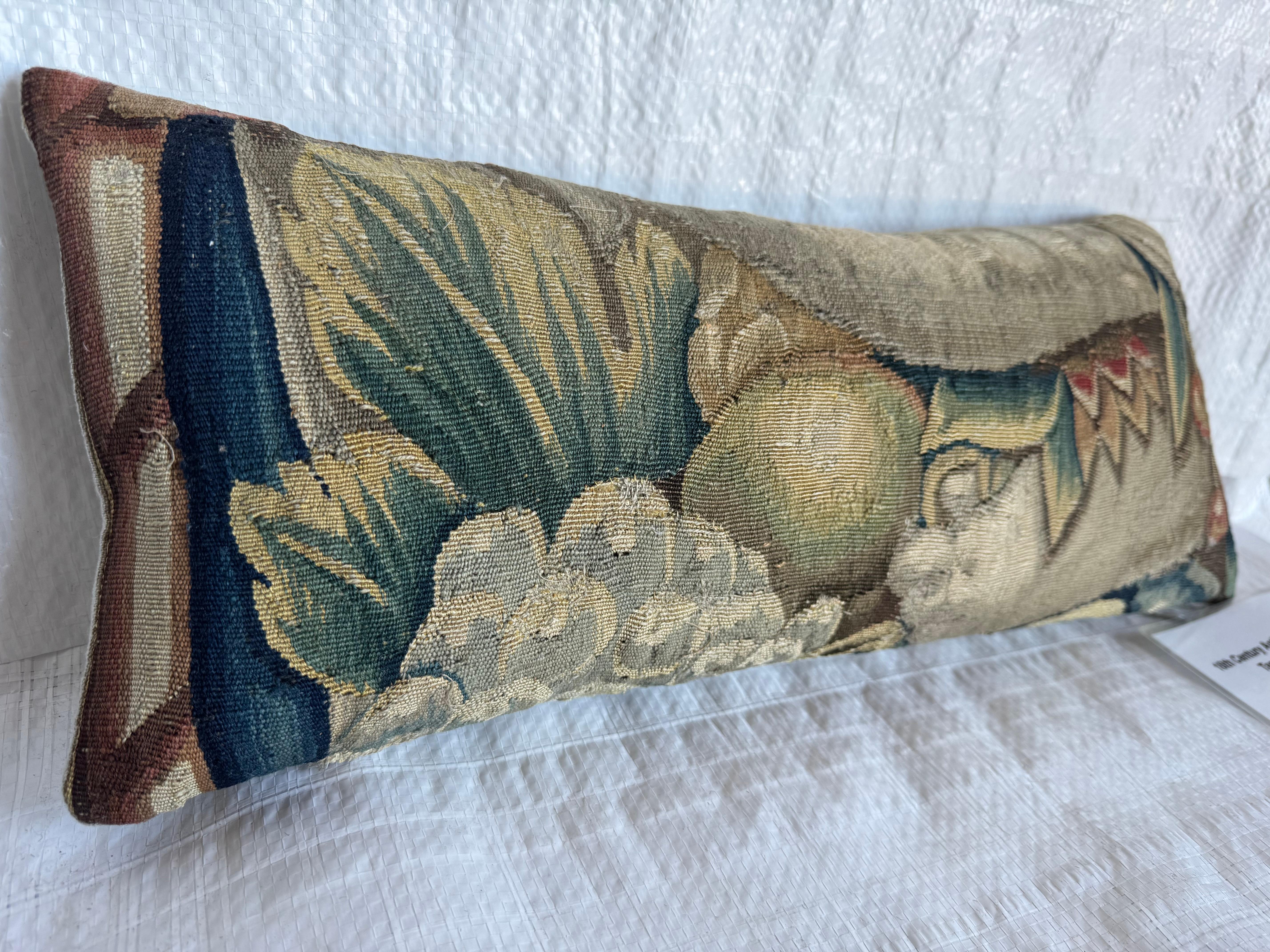 Oreiller en tapisserie ancienne de Bruxelles du 16e siècle Bon état - En vente à Los Angeles, US