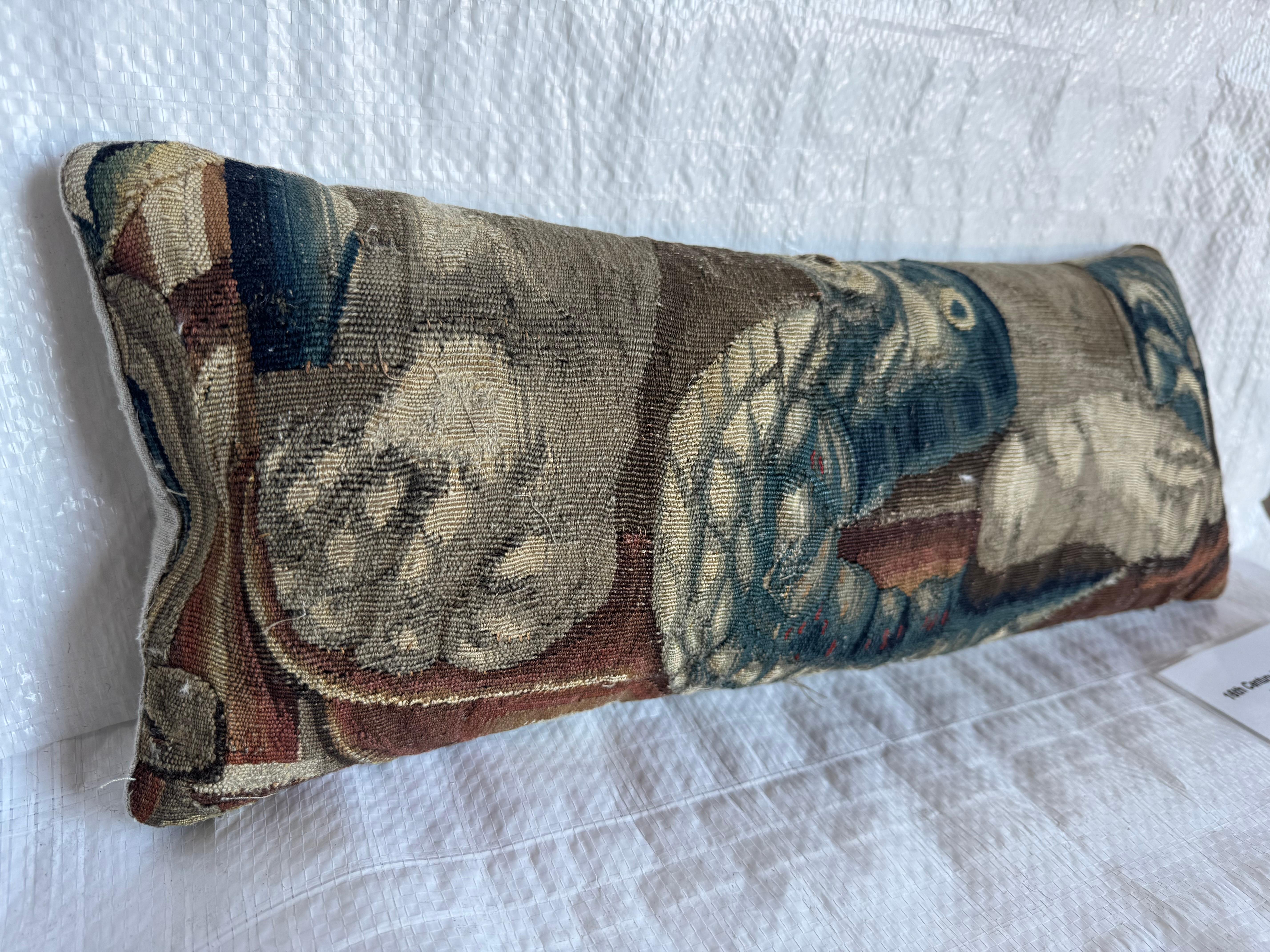 Cuscino con arazzo antico di Bruxelles del 16° secolo In condizioni buone in vendita a Los Angeles, US