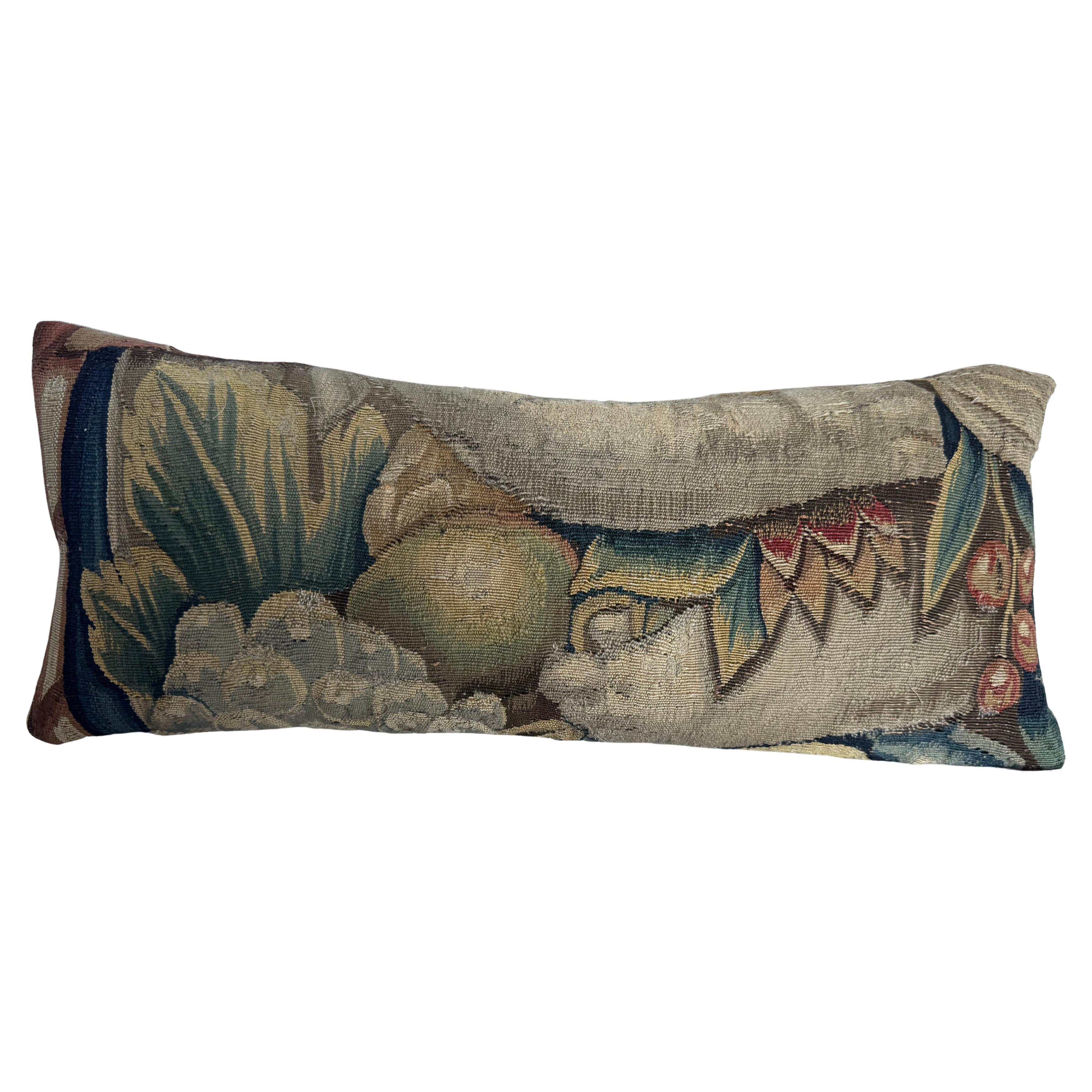 Oreiller en tapisserie ancienne de Bruxelles du 16e siècle