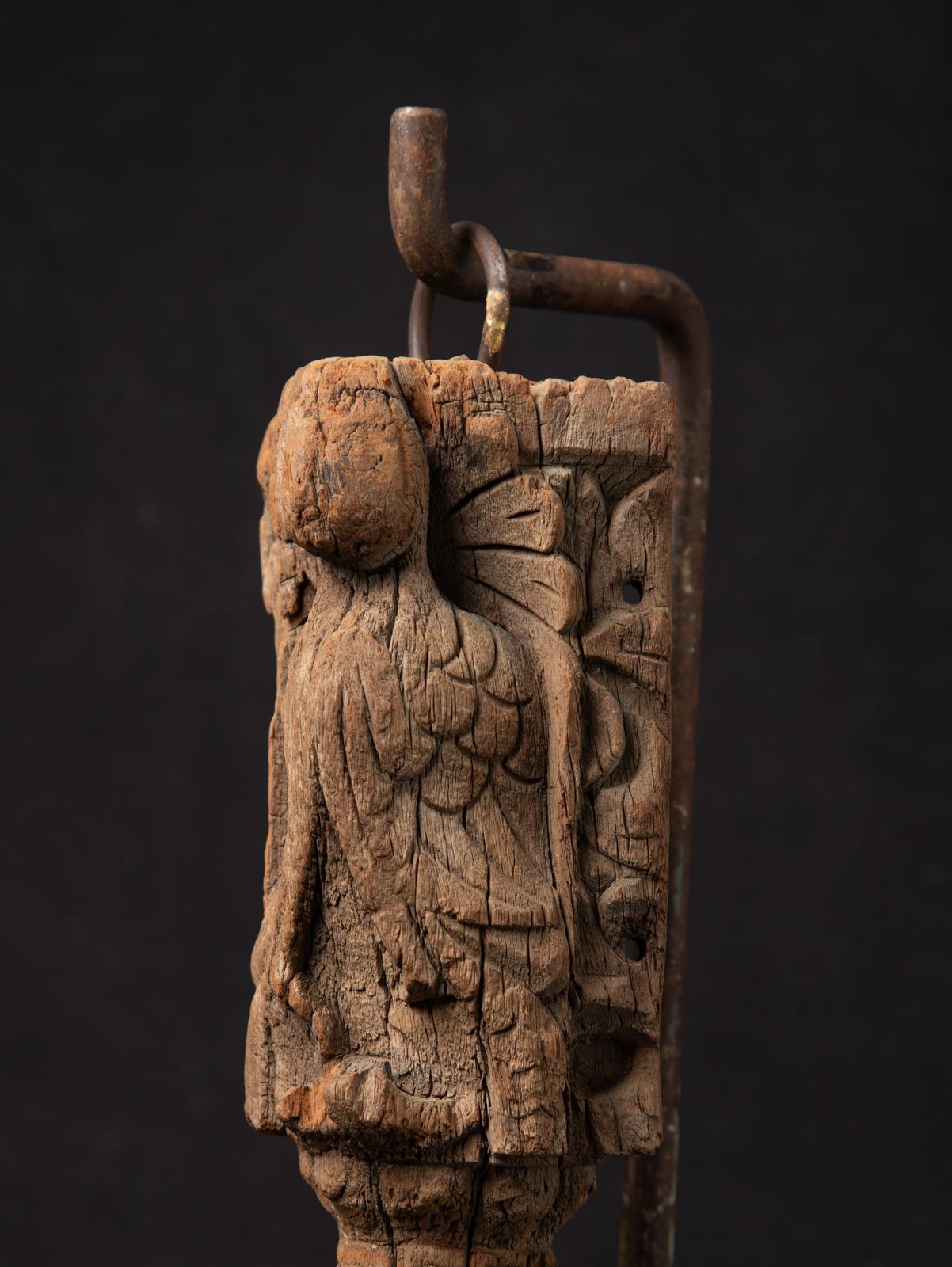 16th century Antique Indian wooden Temple fragment from India In Good Condition For Sale In DEVENTER, NL