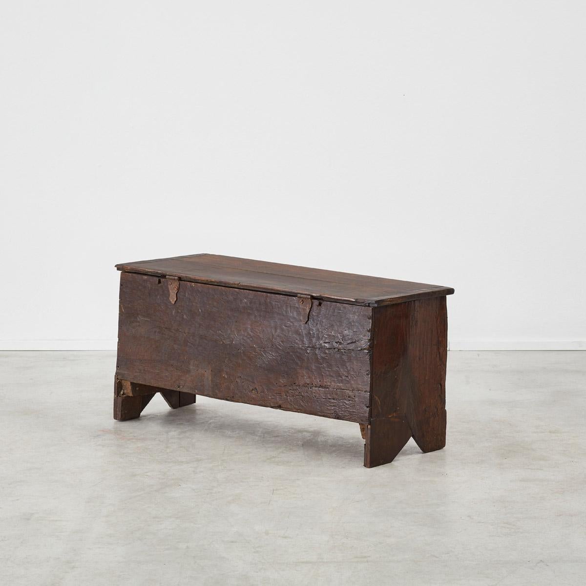 16th Century antique oak coffer, England In Distressed Condition In London, GB