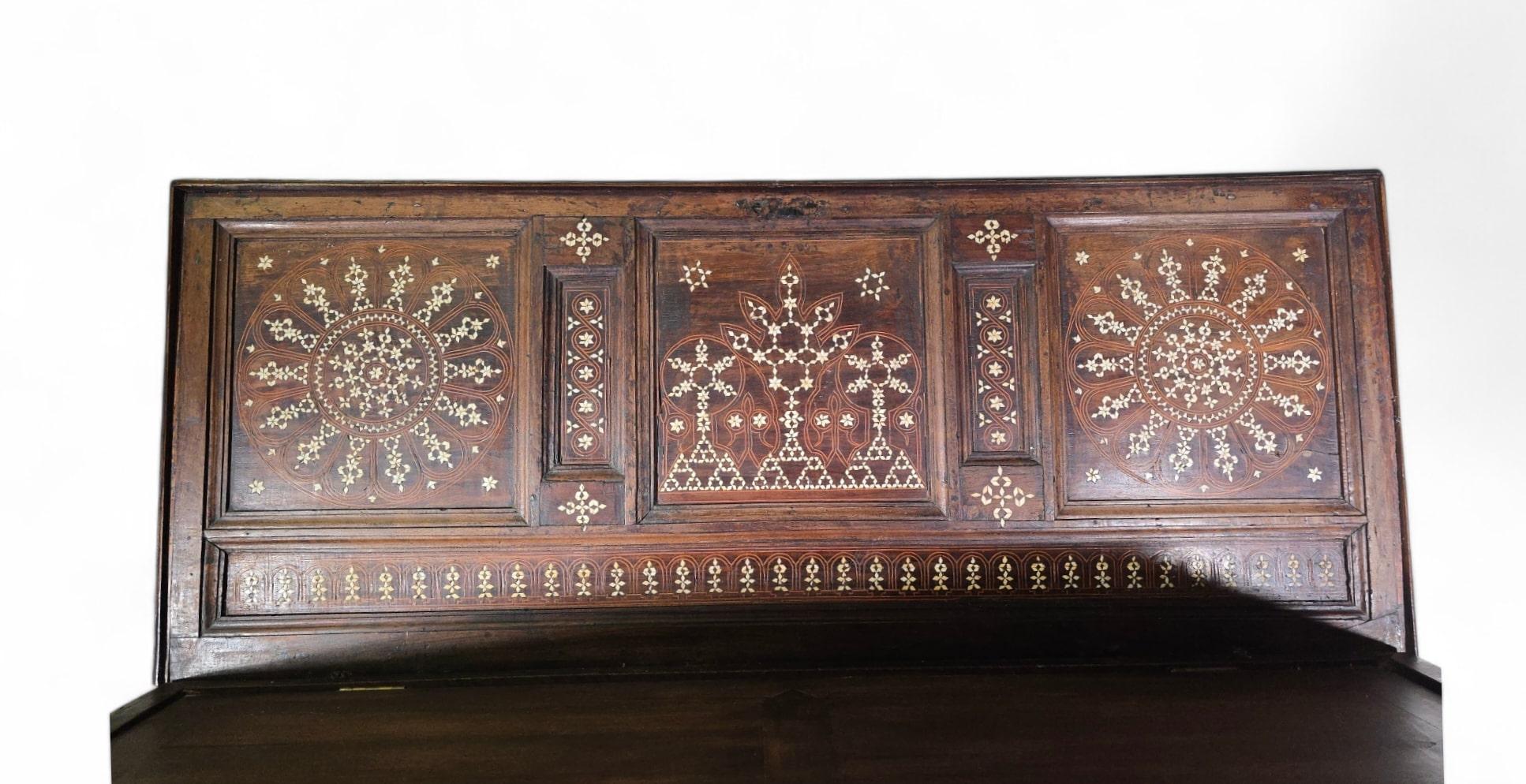 Arqueta aragonesa del siglo XVI de nogal y marquetería de hueso en venta 5
