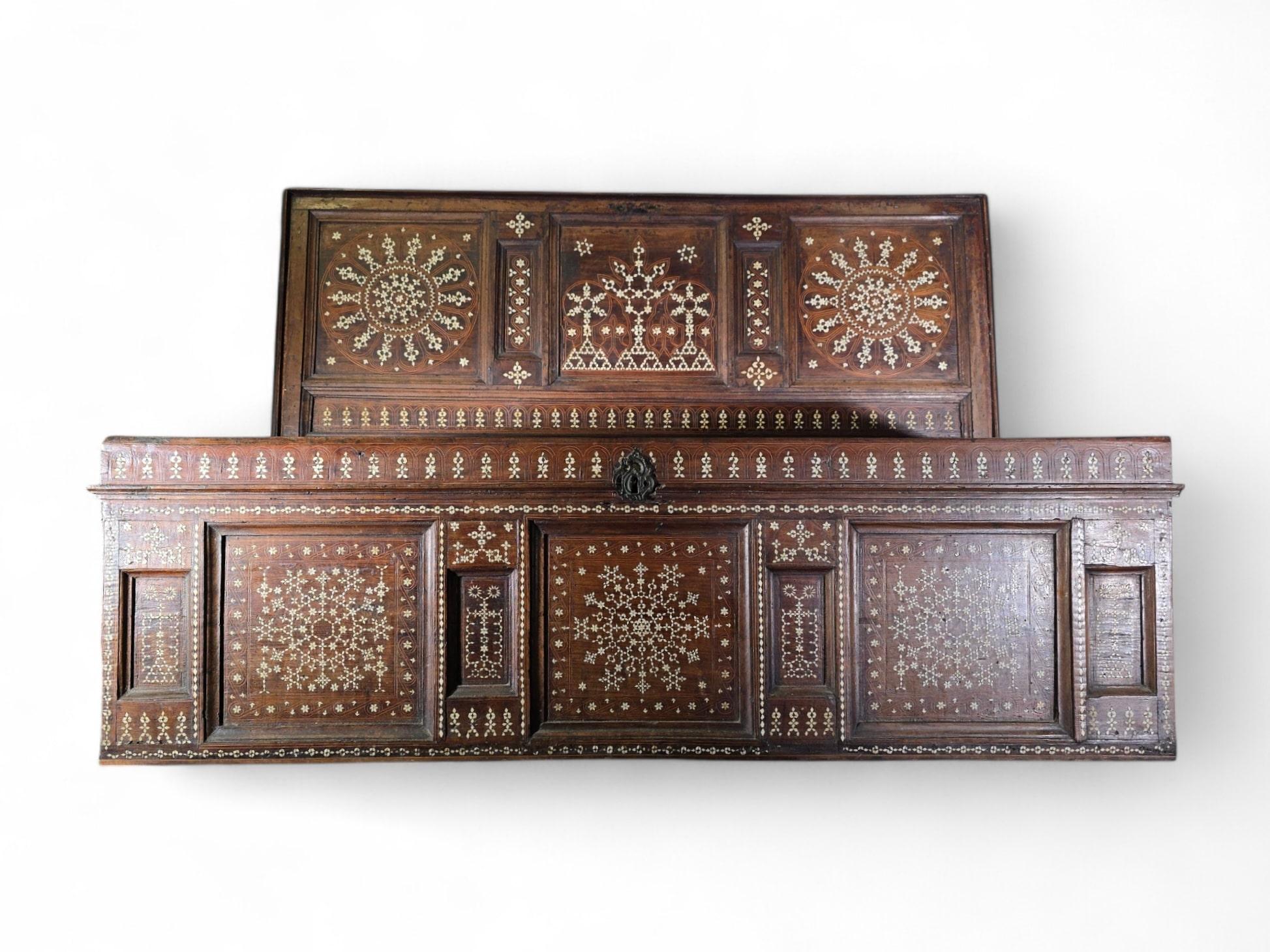 Arqueta aragonesa del siglo XVI de nogal y marquetería de hueso en venta 6