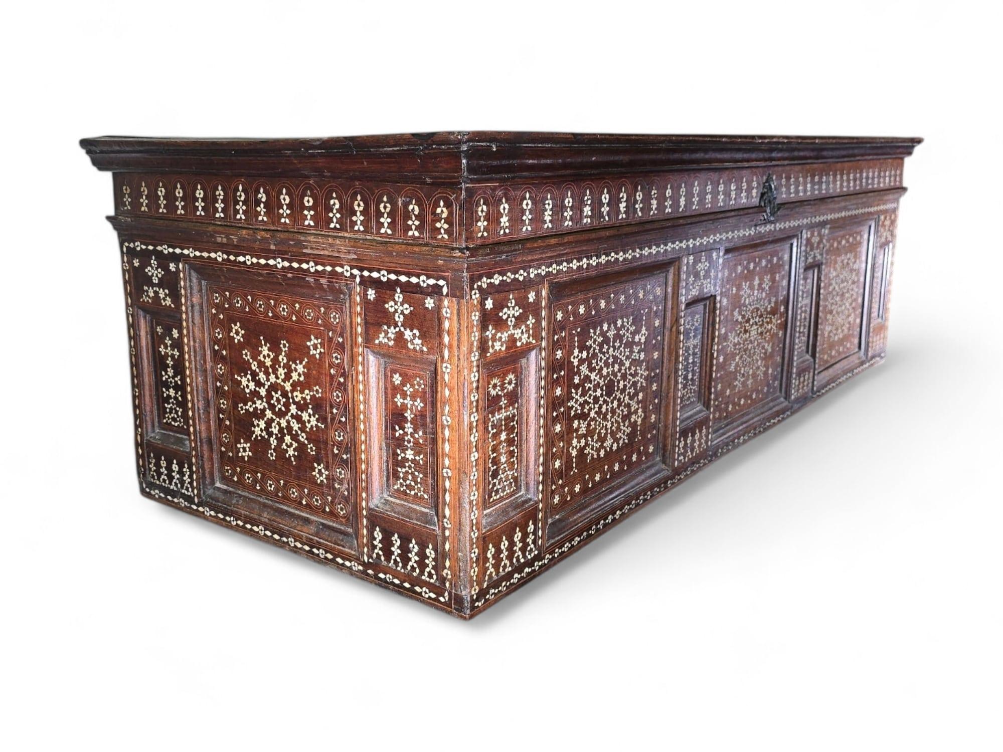 Arqueta aragonesa del siglo XVI de nogal y marquetería de hueso en venta 7