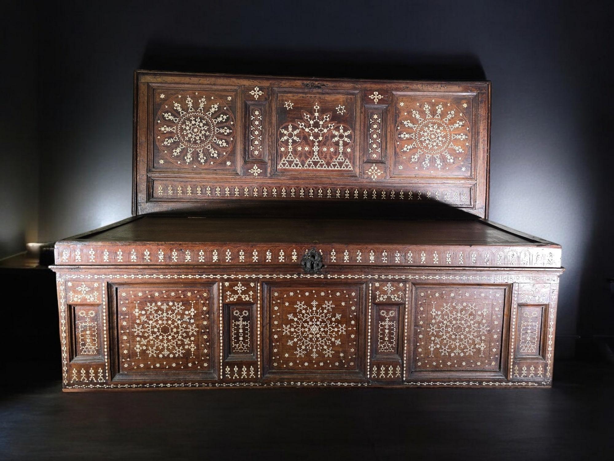 Arqueta aragonesa del siglo XVI de nogal y marquetería de hueso en venta 8