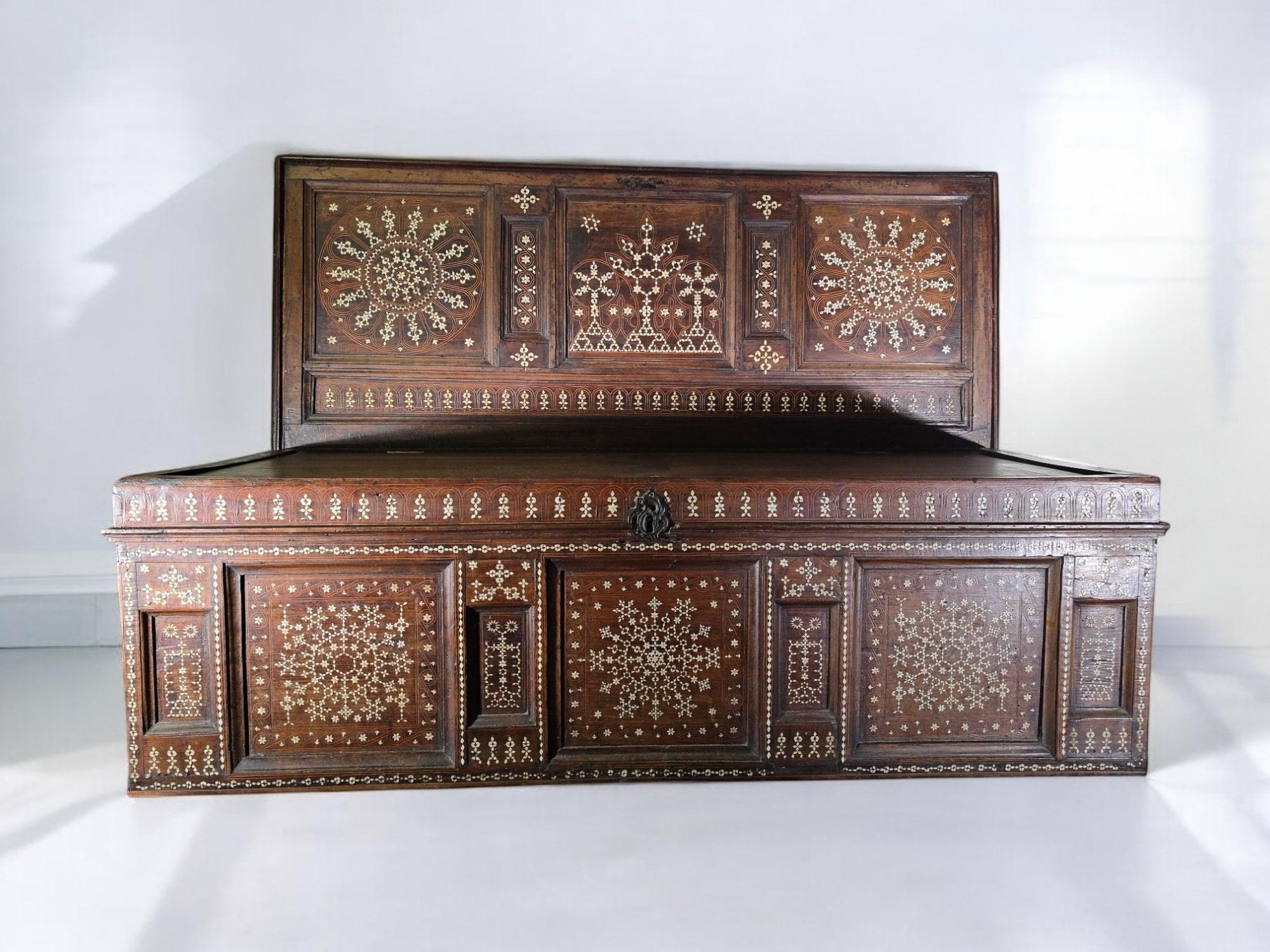 Arqueta aragonesa del siglo XVI de nogal y marquetería de hueso en venta 10