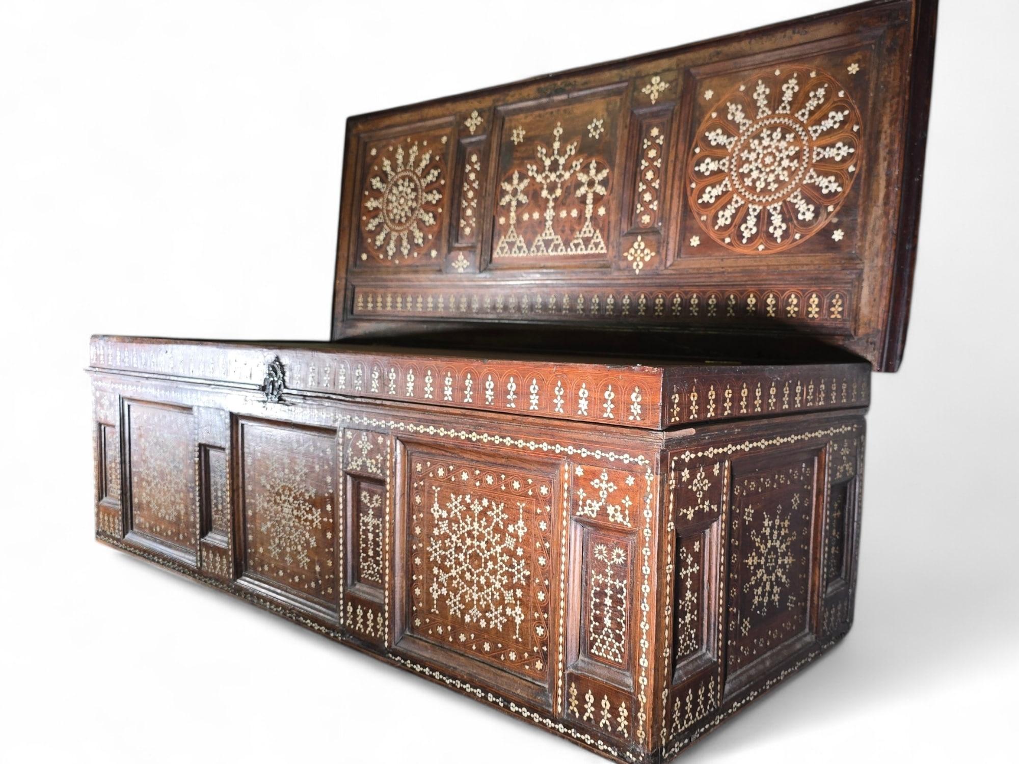 Arqueta aragonesa del siglo XVI de nogal y marquetería de hueso siglo XVIII y antes en venta