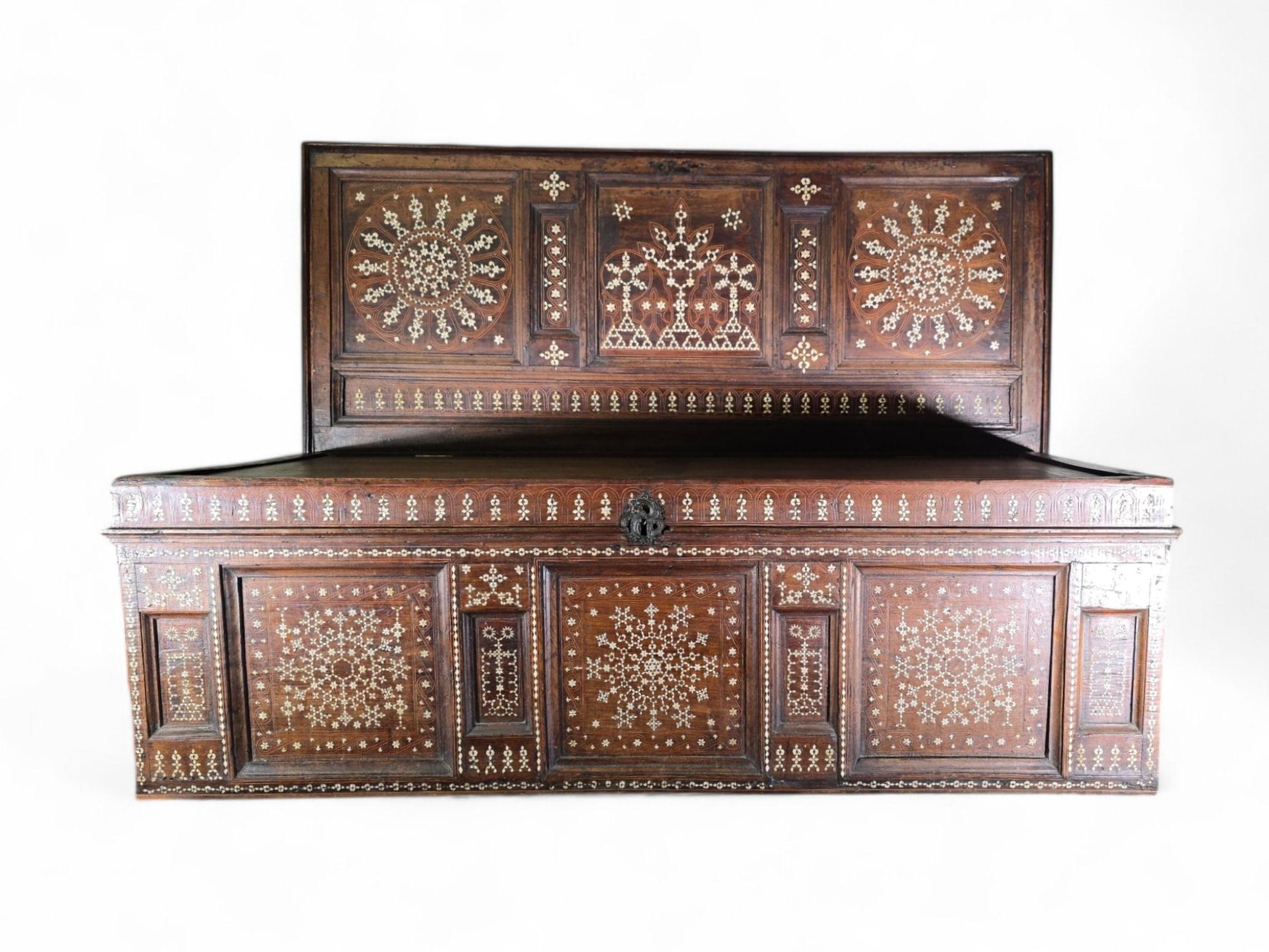 Arqueta aragonesa del siglo XVI de nogal y marquetería de hueso Madera frutal en venta