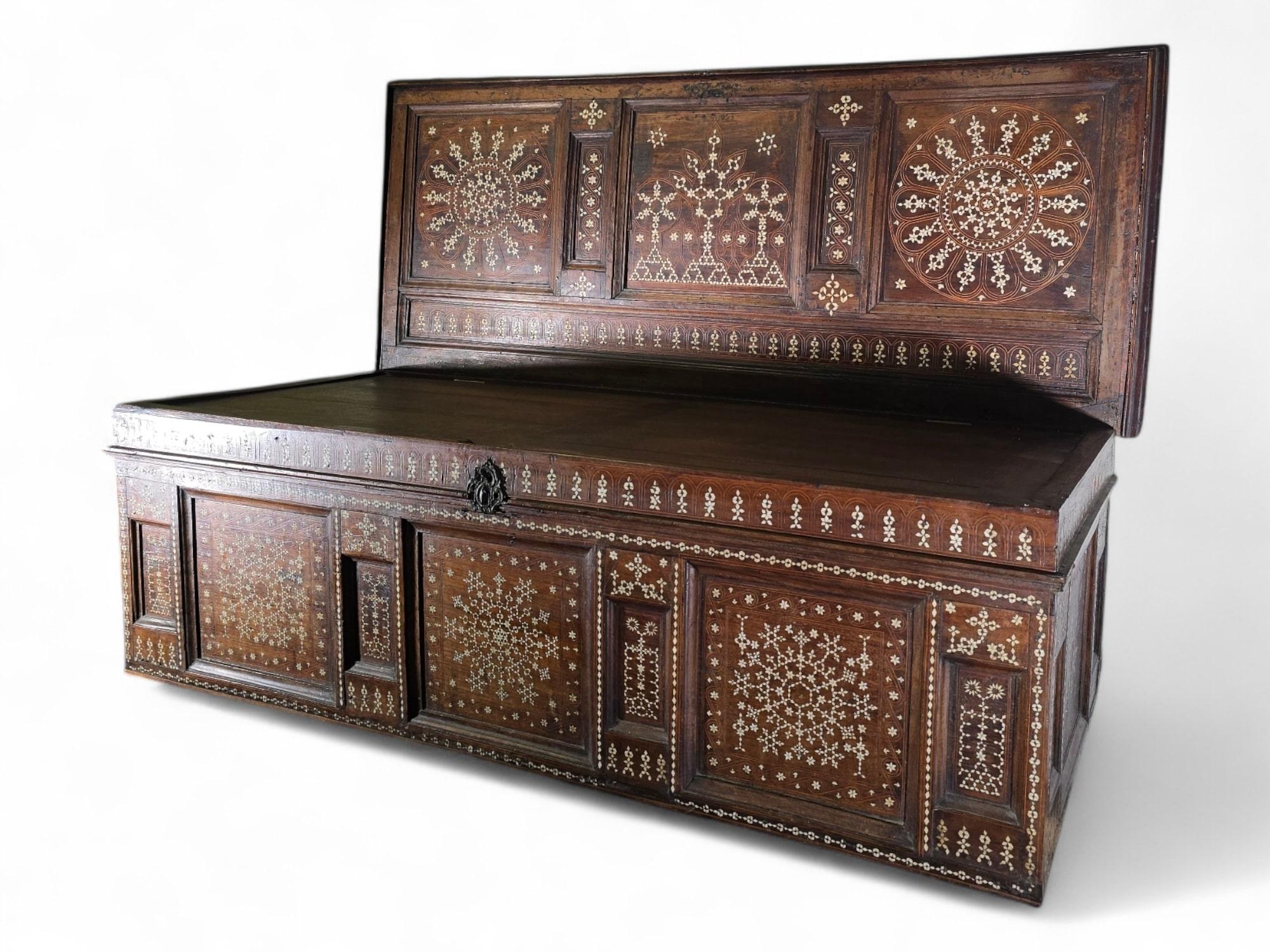 Arqueta aragonesa del siglo XVI de nogal y marquetería de hueso en venta 1