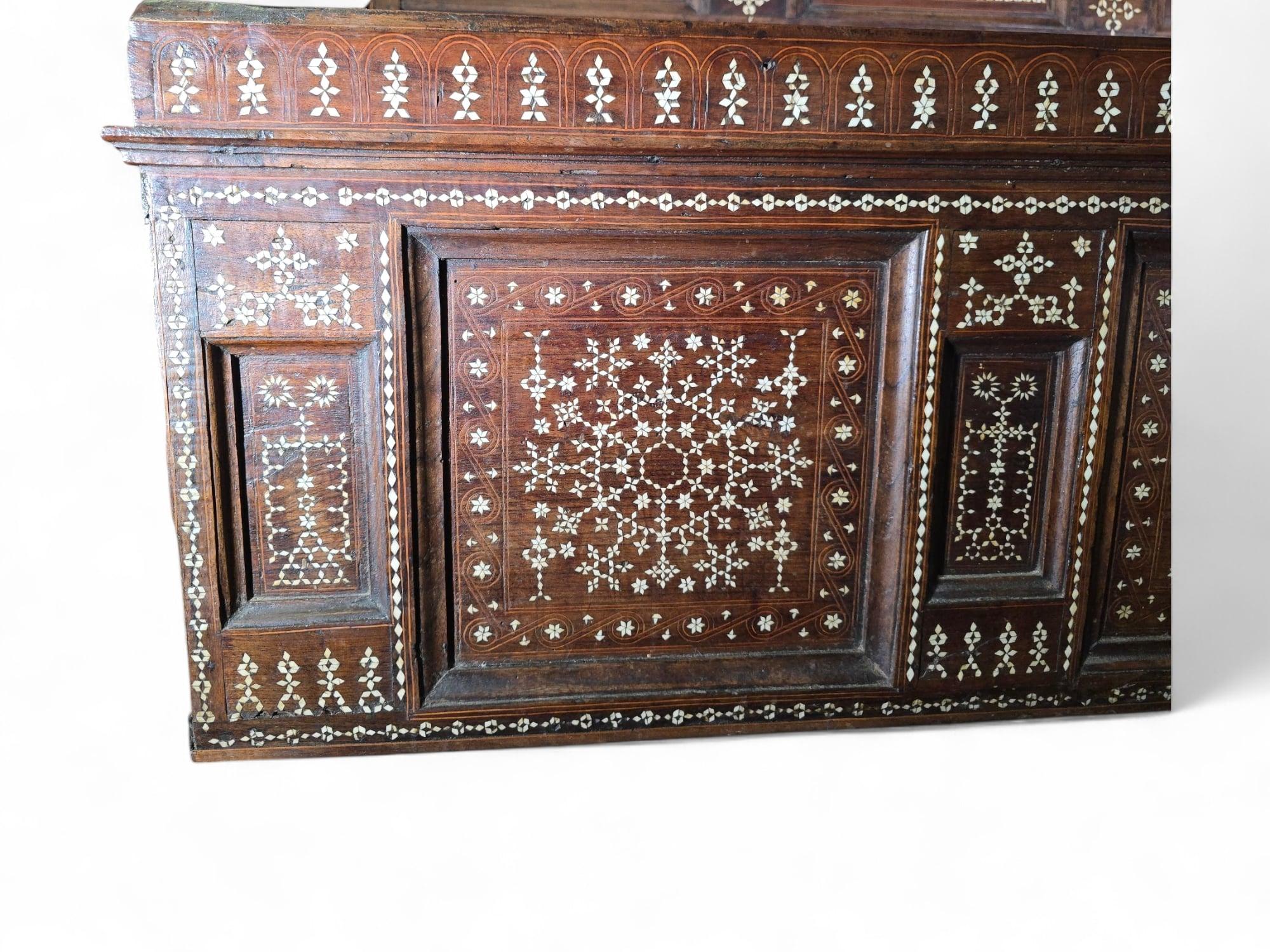 Arqueta aragonesa del siglo XVI de nogal y marquetería de hueso en venta 3