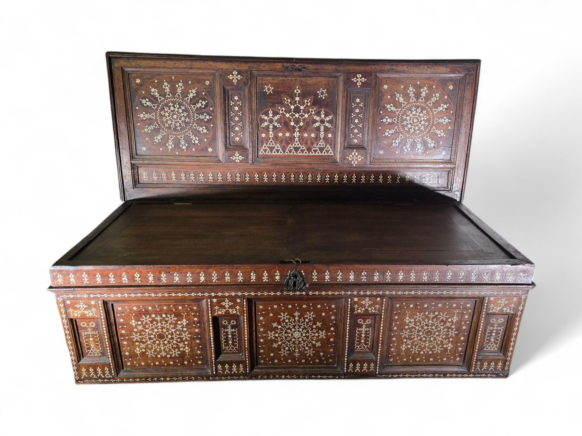 Arqueta aragonesa del siglo XVI de nogal y marquetería de hueso en venta 4