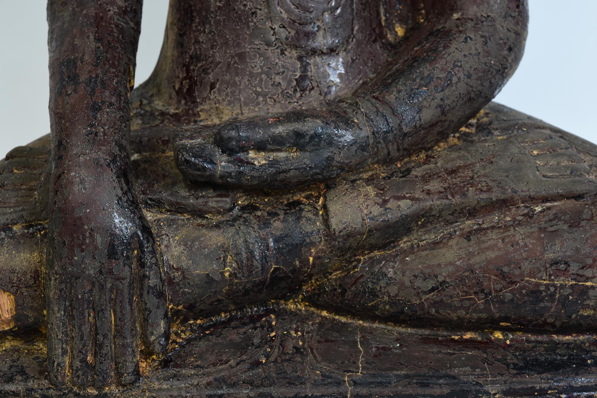 Ava, antike burmesische sitzende Buddha-Statue aus Holz, 16. Jahrhundert (Handgeschnitzt) im Angebot