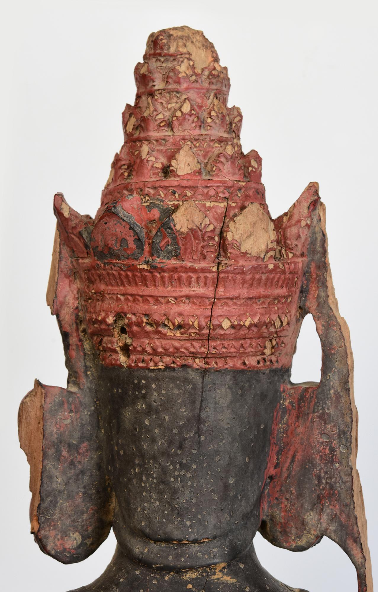 16. Jahrhundert, Ava, Seltener antiker burmesischer sitzender gekrönter Buddha aus Holz im Angebot 4