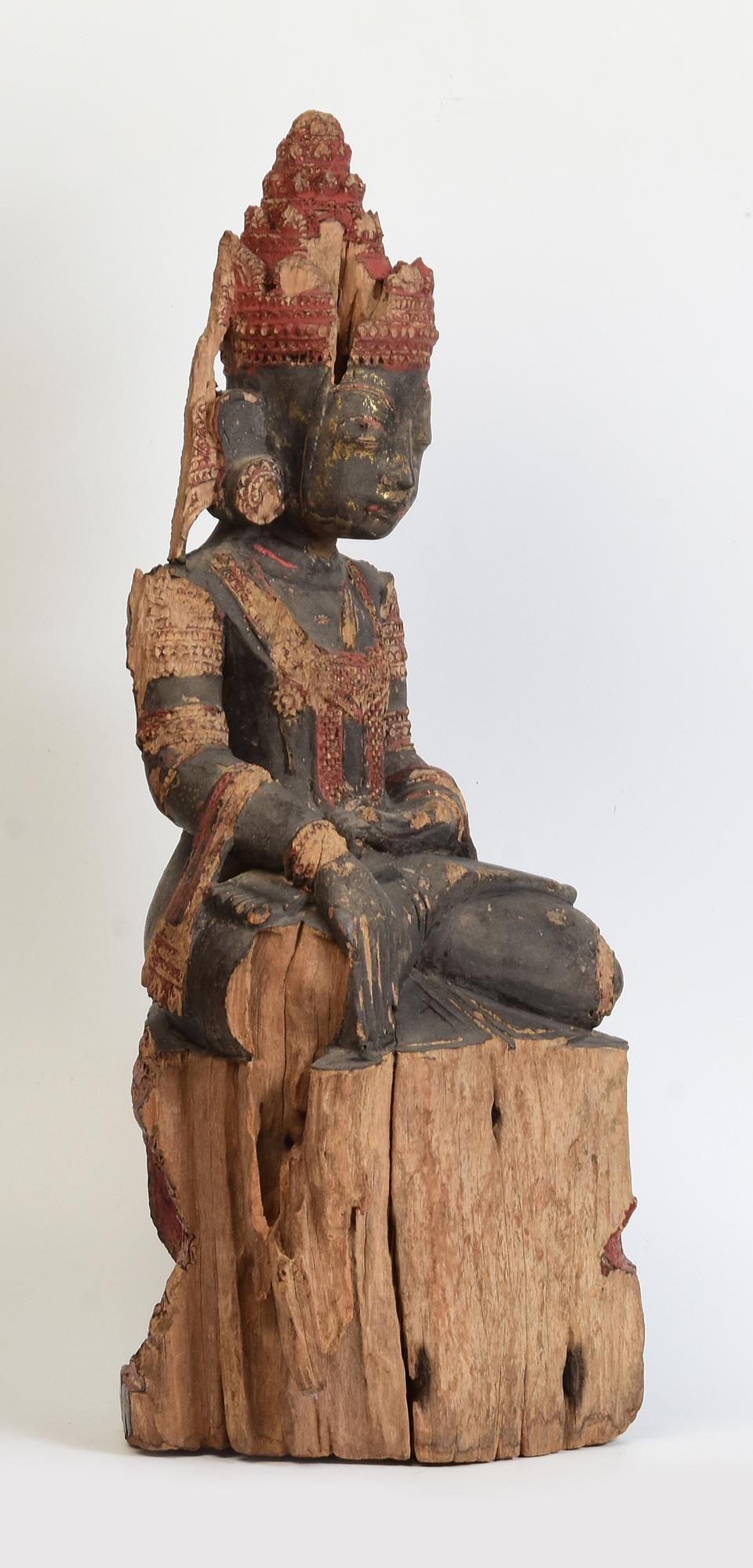 16. Jahrhundert, Ava, Seltener antiker burmesischer sitzender gekrönter Buddha aus Holz im Angebot 7
