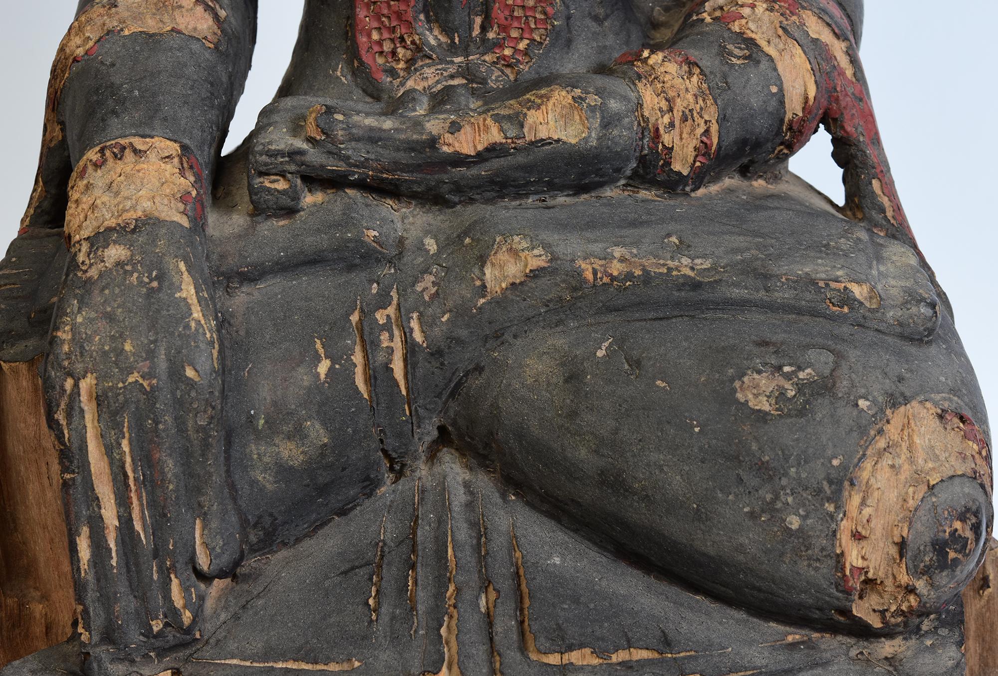16. Jahrhundert, Ava, Seltener antiker burmesischer sitzender gekrönter Buddha aus Holz im Zustand „Starke Gebrauchsspuren“ im Angebot in Sampantawong, TH