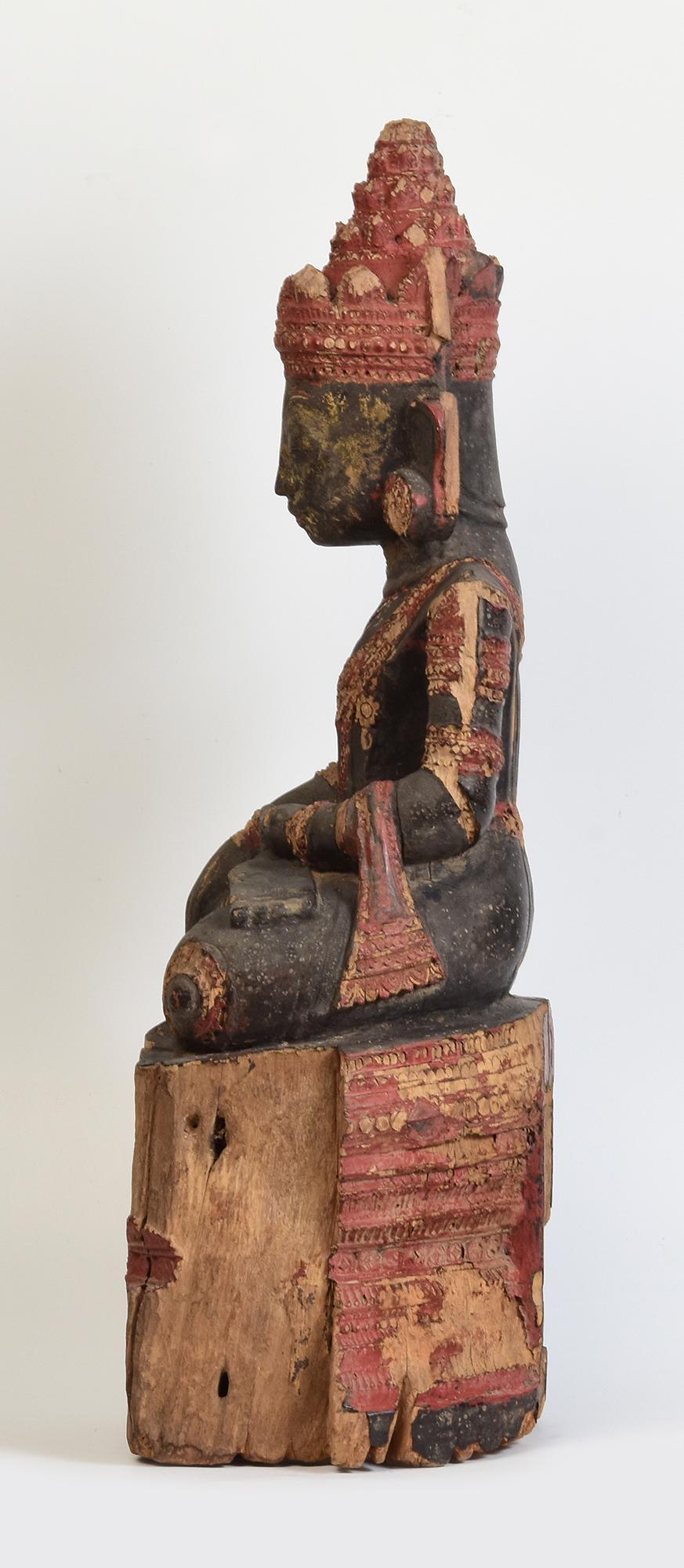 16. Jahrhundert, Ava, Seltener antiker burmesischer sitzender gekrönter Buddha aus Holz im Angebot 2