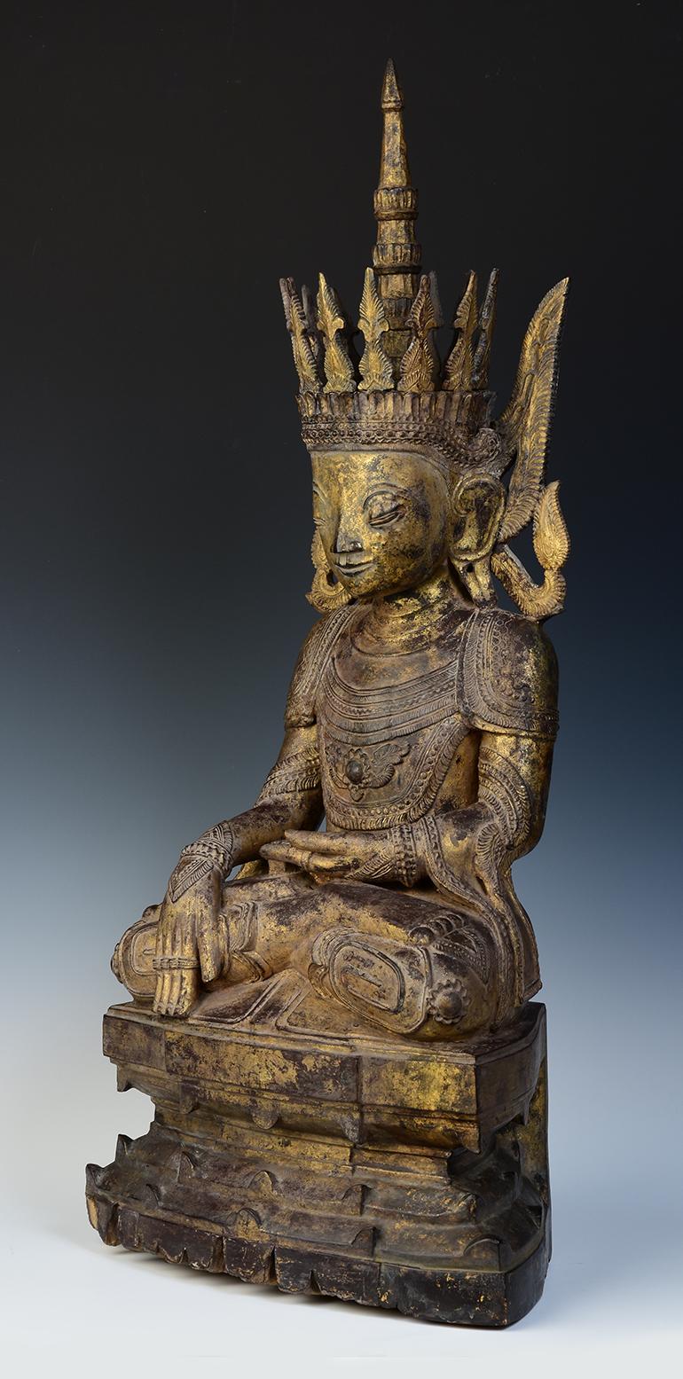 16th Century, Ava, Rare Antique Tai Yai Burmese Wooden Seated Crowned Buddha In Good Condition For Sale In Sampantawong, TH