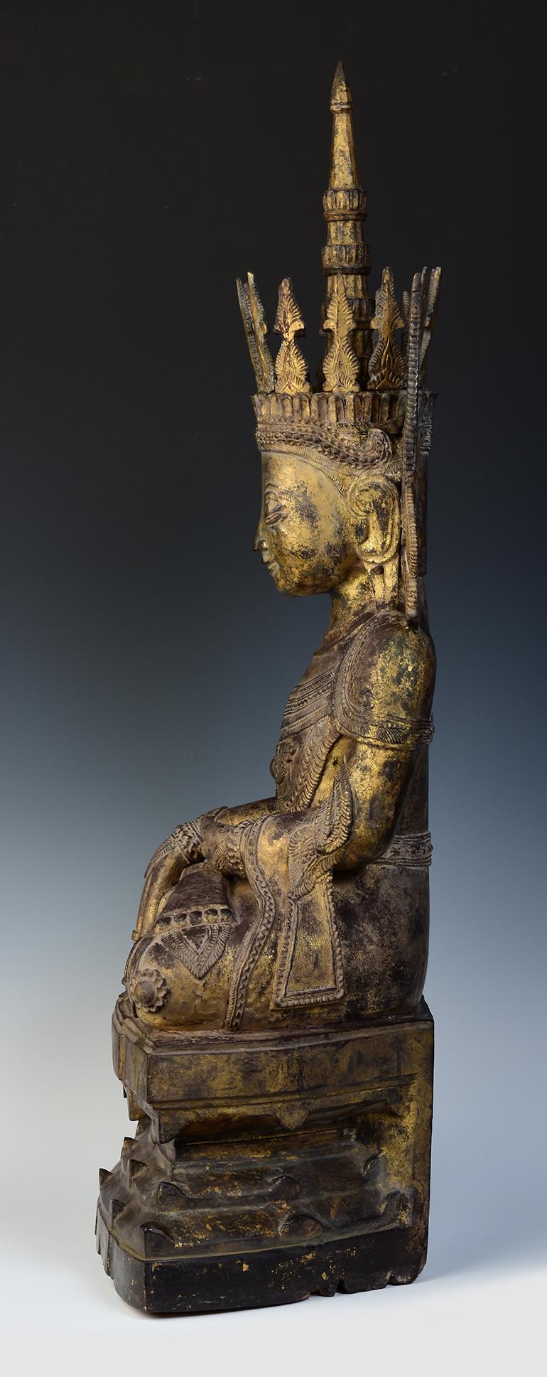 16. Jahrhundert, Ava, seltener antiker Tai Yai-Buddha mit Krone aus birmanischem Holz im Angebot 1
