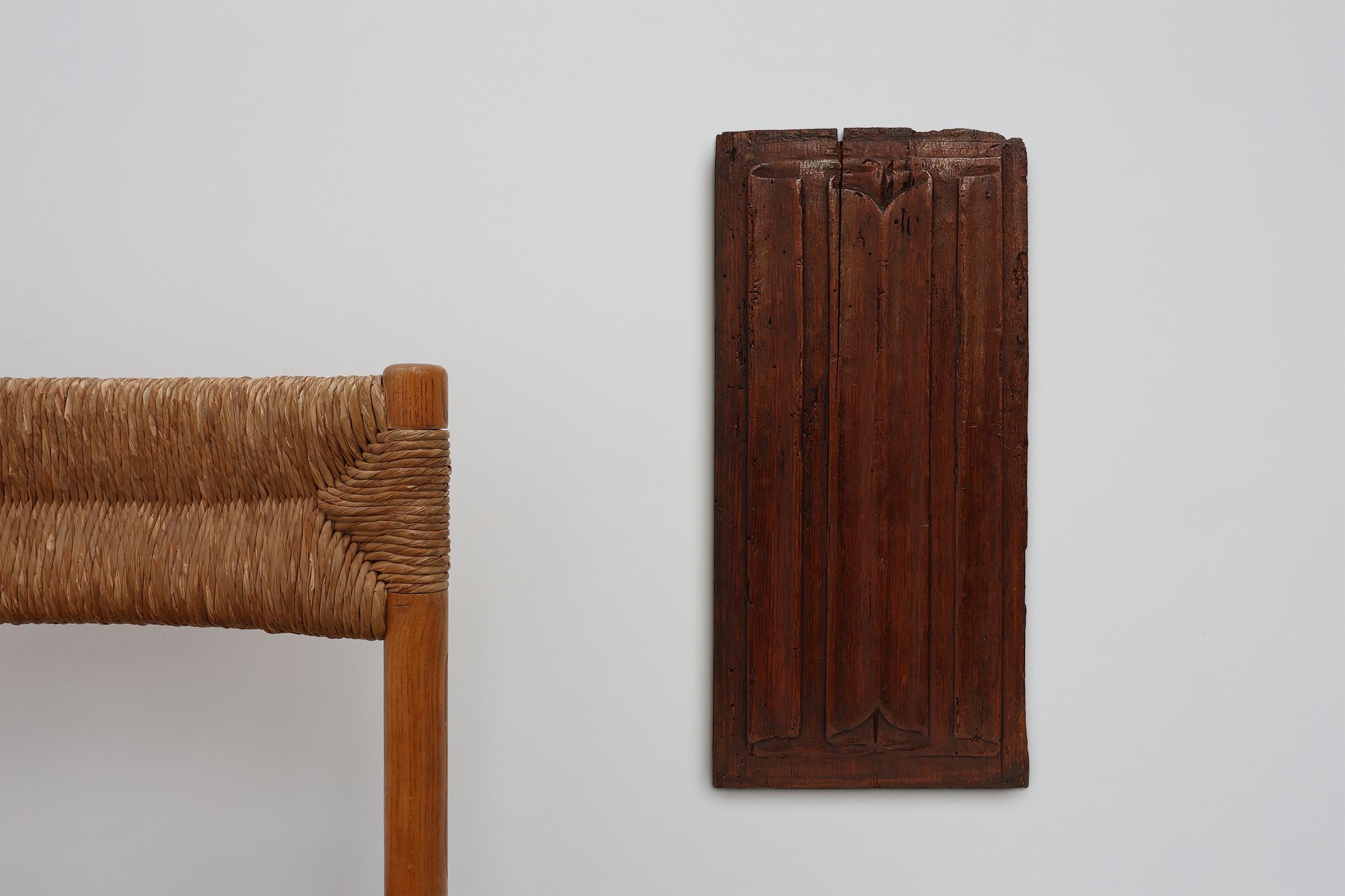 16th century / Belgium / Letter Panel / Oak / Gothic

A finely carved Gothic oak panel from 16th-century Belgium. This architectural fragment features graceful vertical fluting framed by elegant, flowing arches at both the top and bottom—an