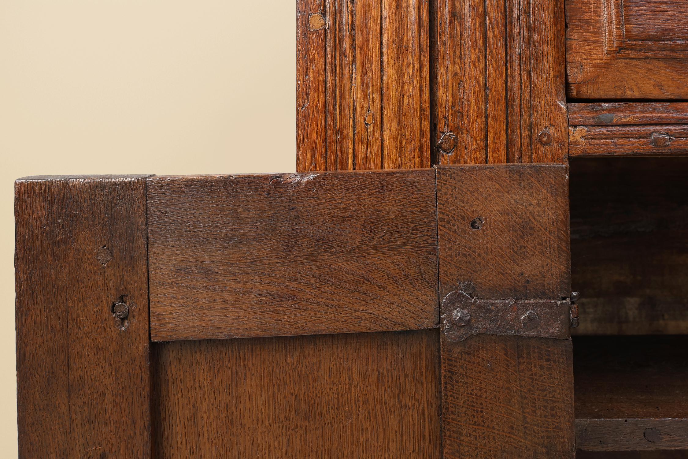 Armoire belge du 16e siècle en chêne massif, sculptée à la main et à une seule porte en vente 2