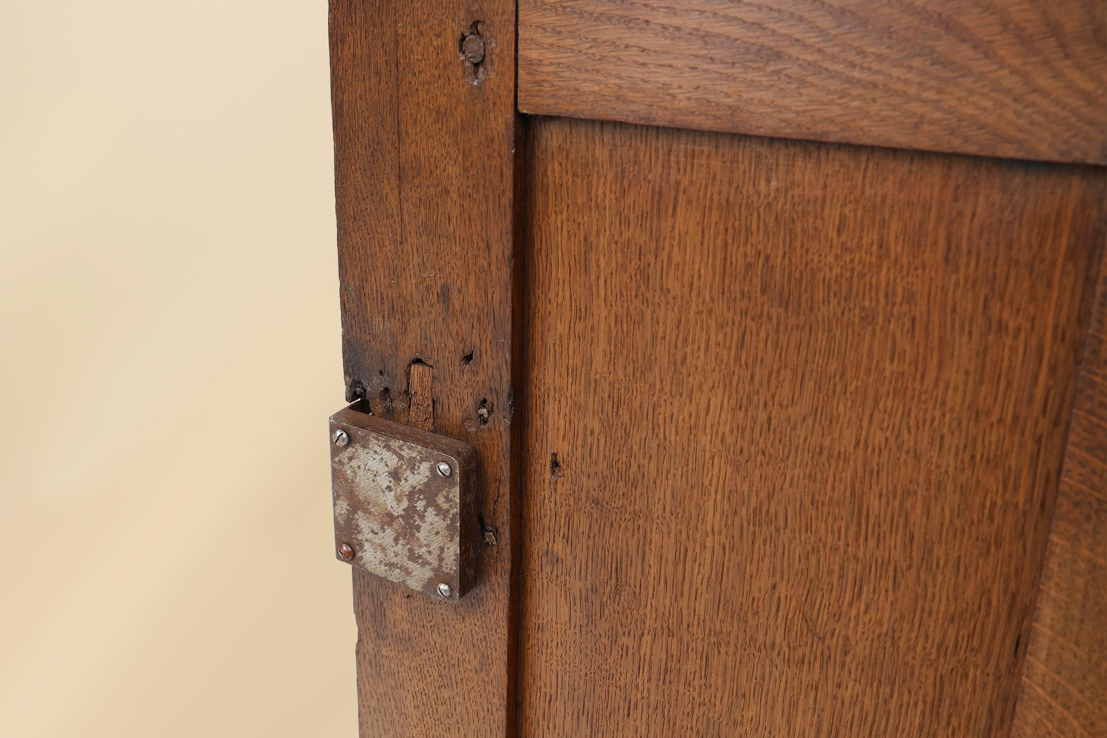 Armoire belge du 16e siècle en chêne massif, sculptée à la main et à une seule porte en vente 3