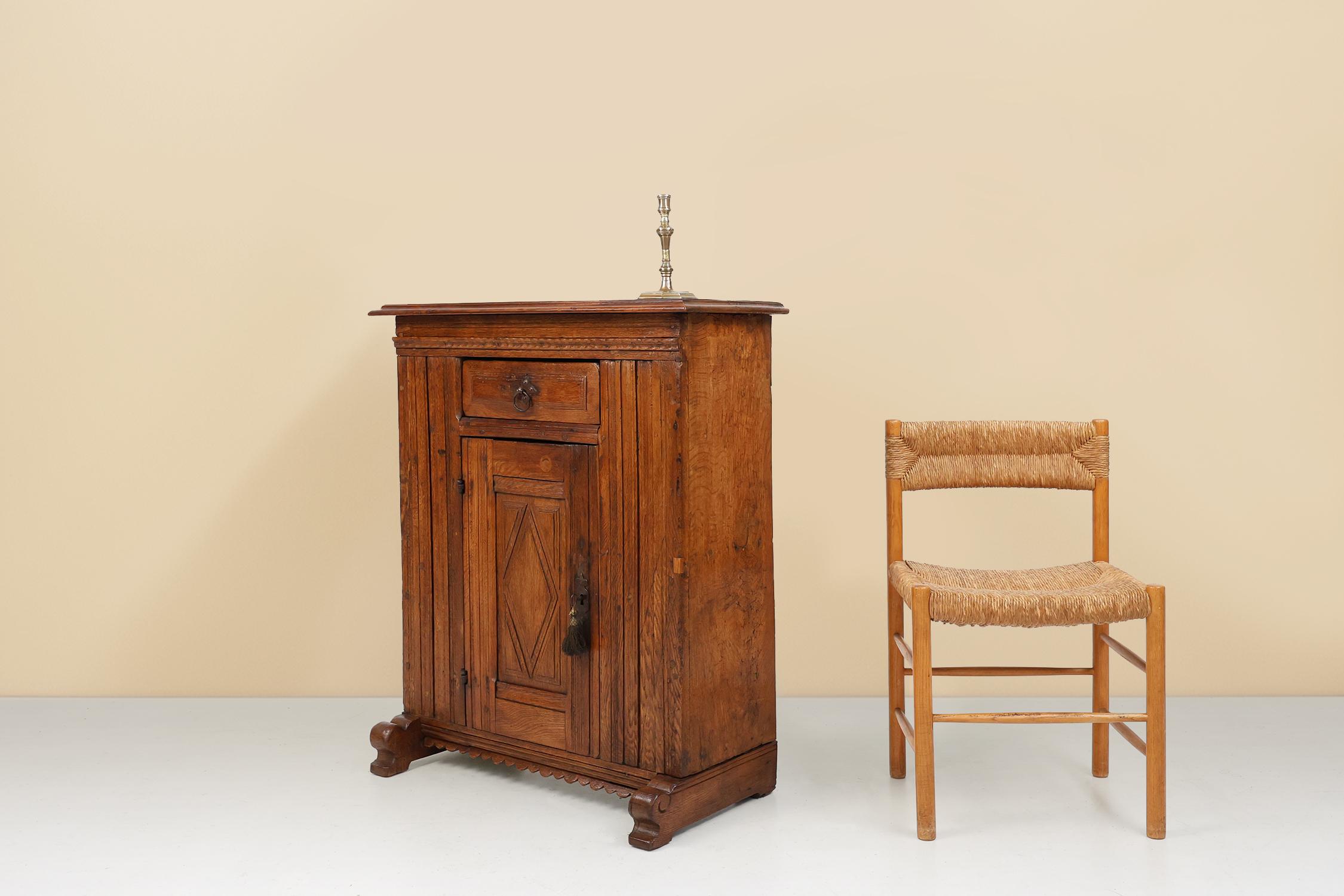 Armoire belge du 16e siècle en chêne massif, sculptée à la main et à une seule porte en vente 4