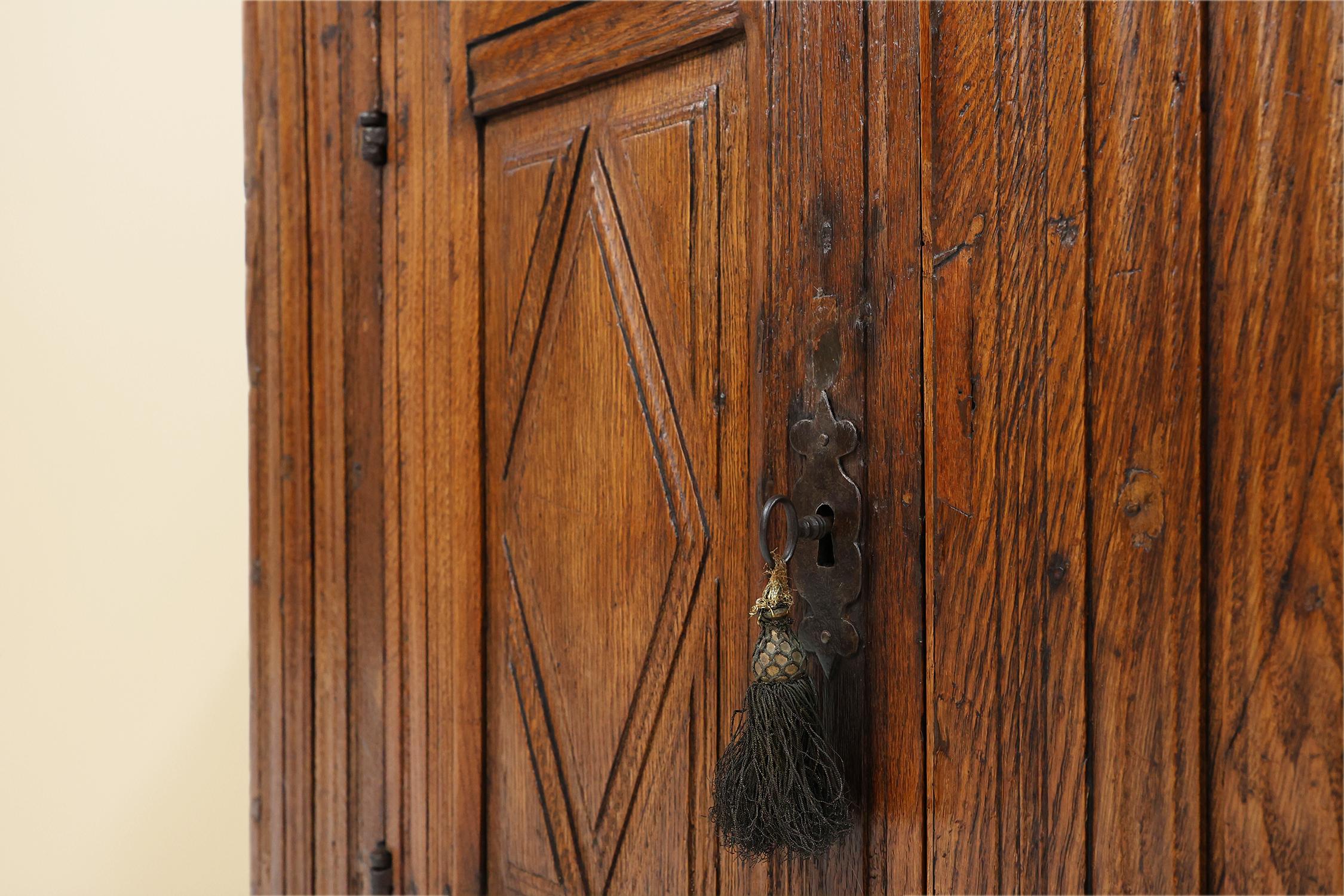 Armoire belge du 16e siècle en chêne massif, sculptée à la main et à une seule porte en vente 5