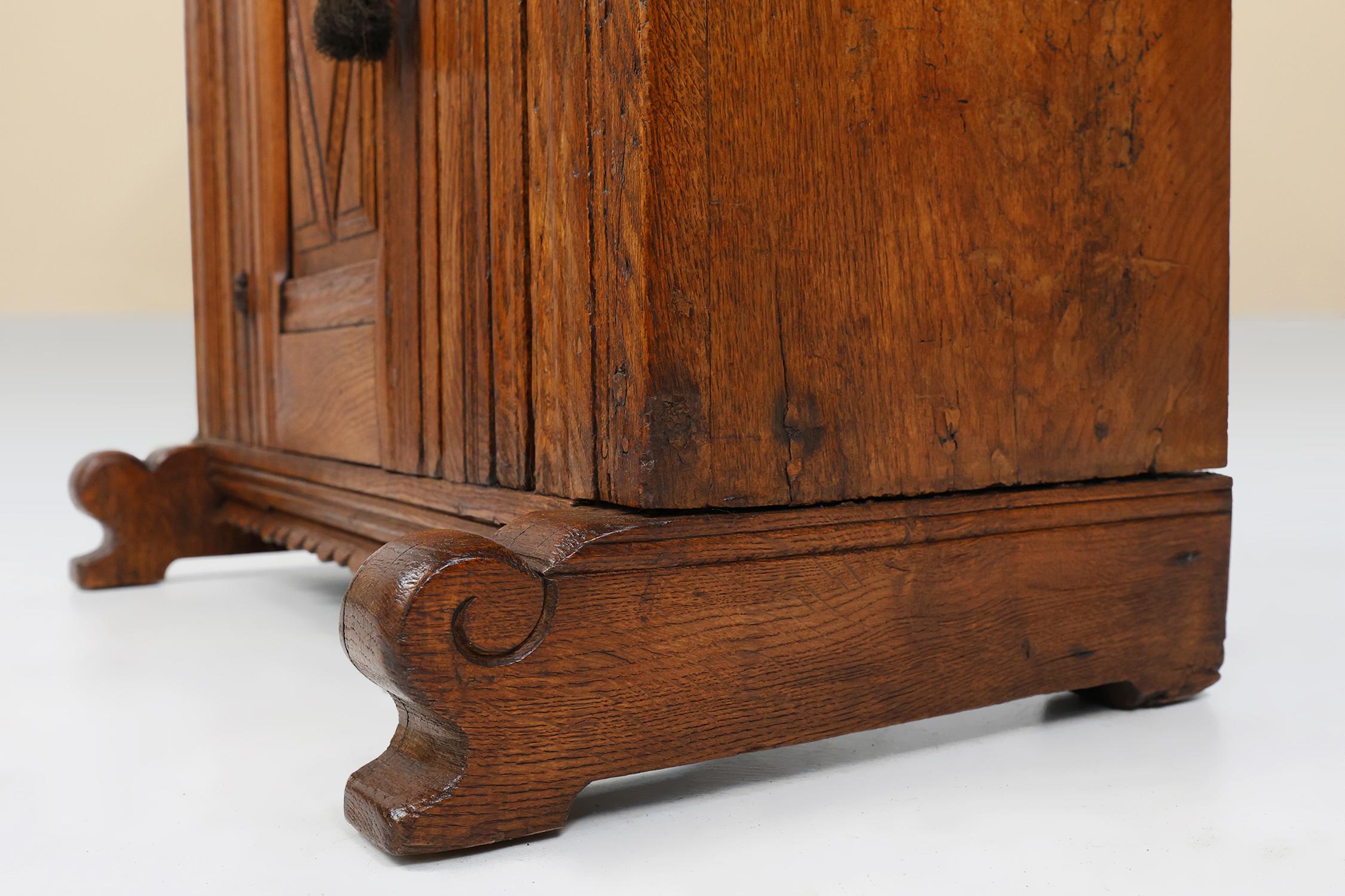Armoire belge du 16e siècle en chêne massif, sculptée à la main et à une seule porte en vente 7