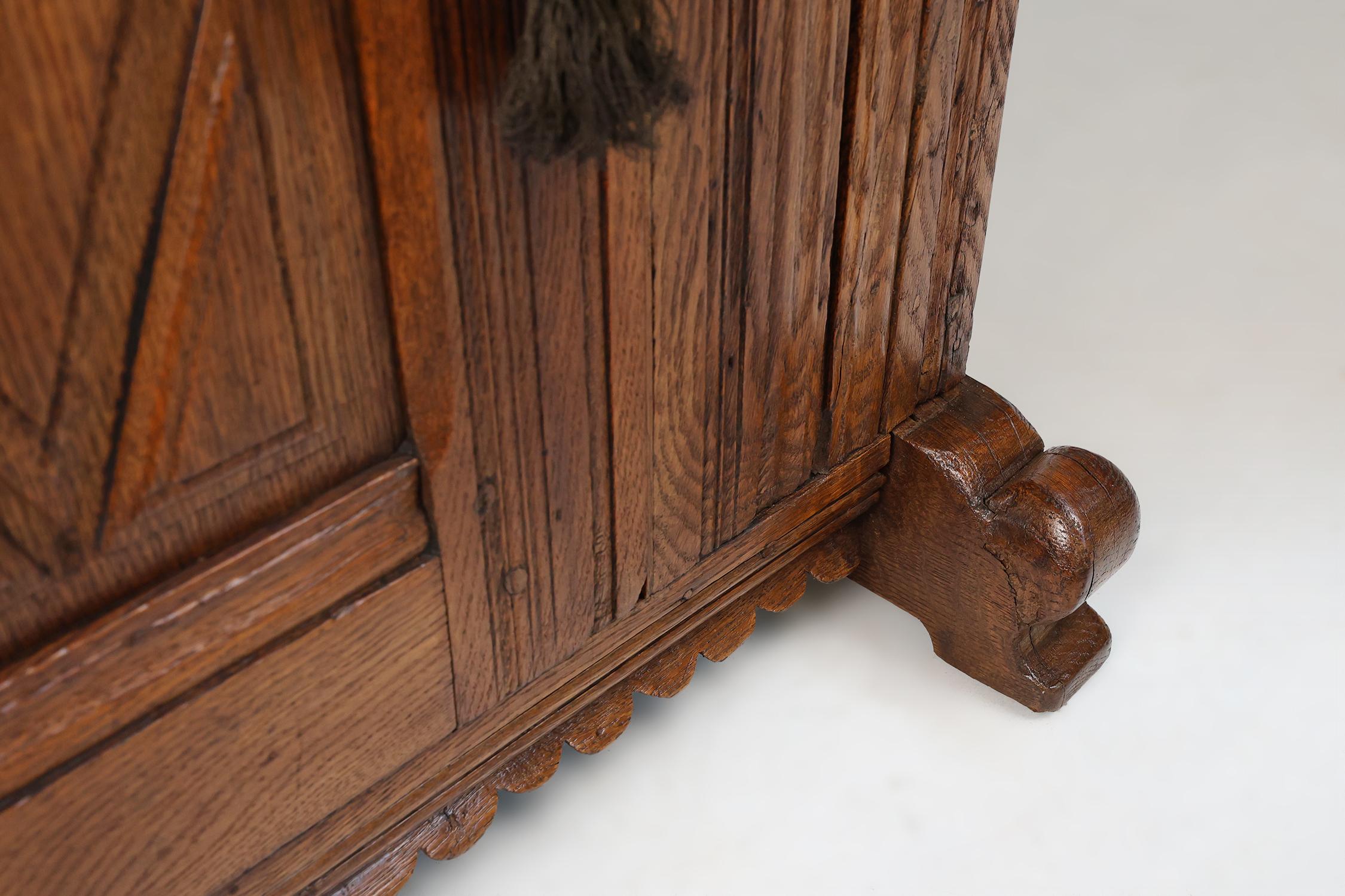 Armoire belge du 16e siècle en chêne massif, sculptée à la main et à une seule porte en vente 8