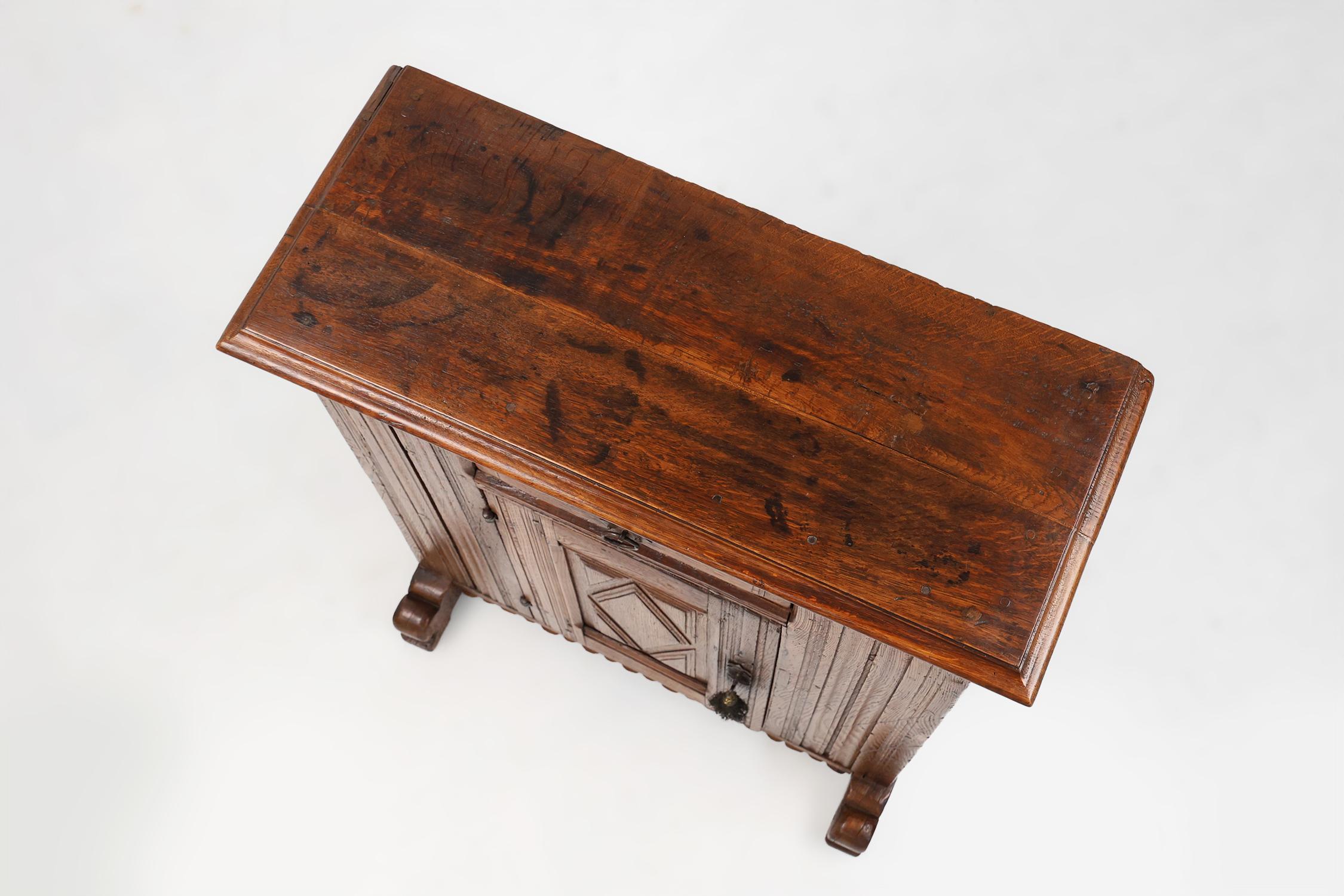 Armoire belge du 16e siècle en chêne massif, sculptée à la main et à une seule porte en vente 10