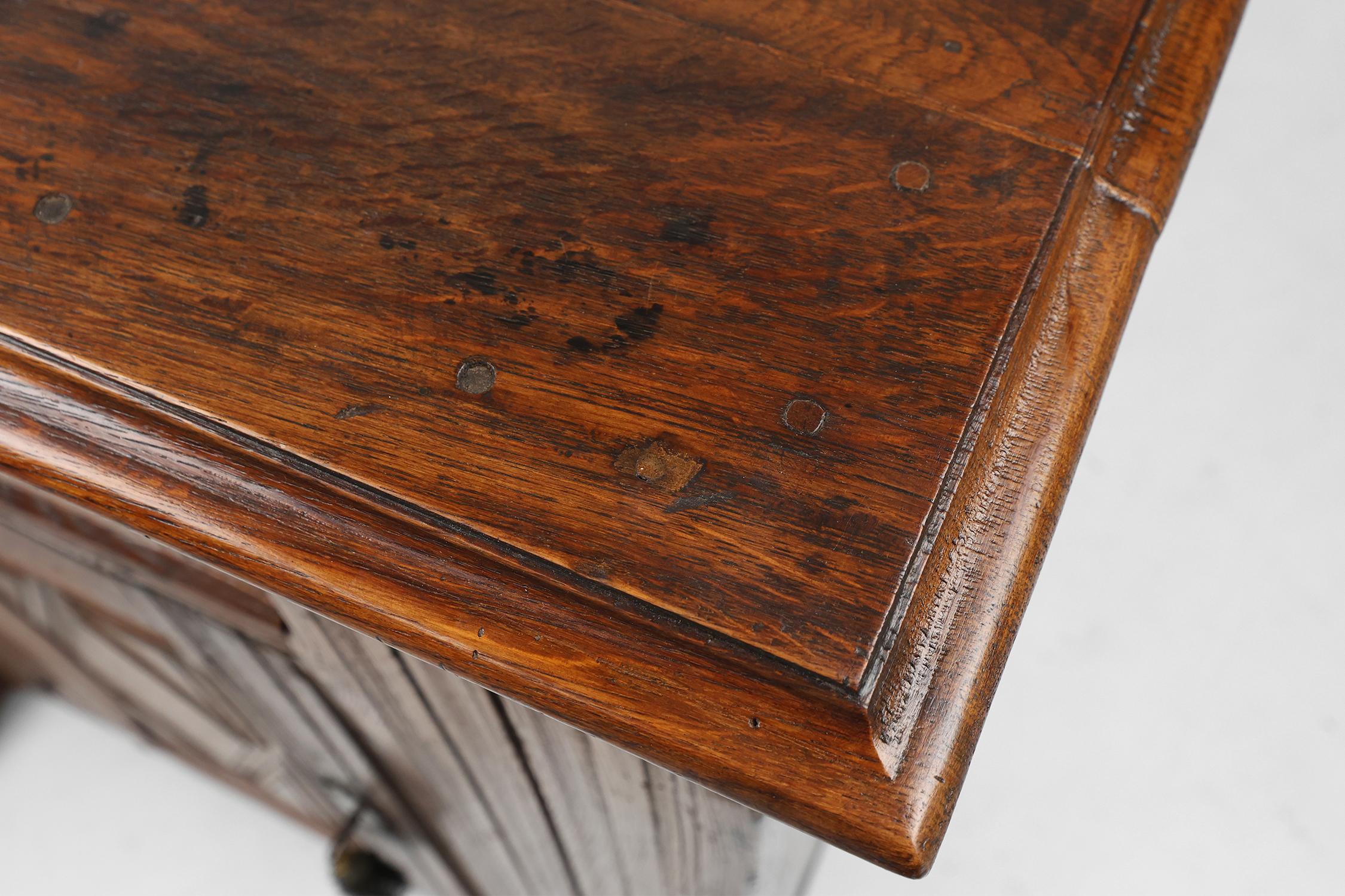 Armoire belge du 16e siècle en chêne massif, sculptée à la main et à une seule porte en vente 11