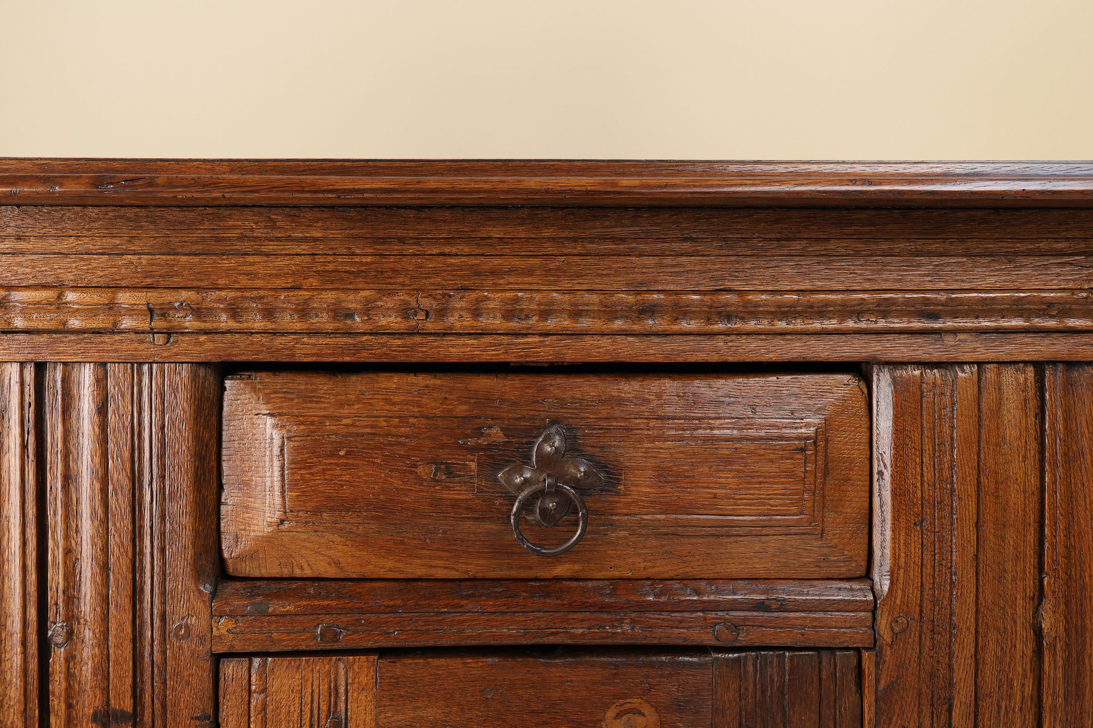 Belgique / 16e siècle / armoire / chêne / Antique / Rustique

Armoire primitive en chêne massif. Fabriqué et sculpté à la main au 16e siècle en Belgique. Fabriqué en bois de chêne massif blond avec une finition naturelle chaude avec une riche patine