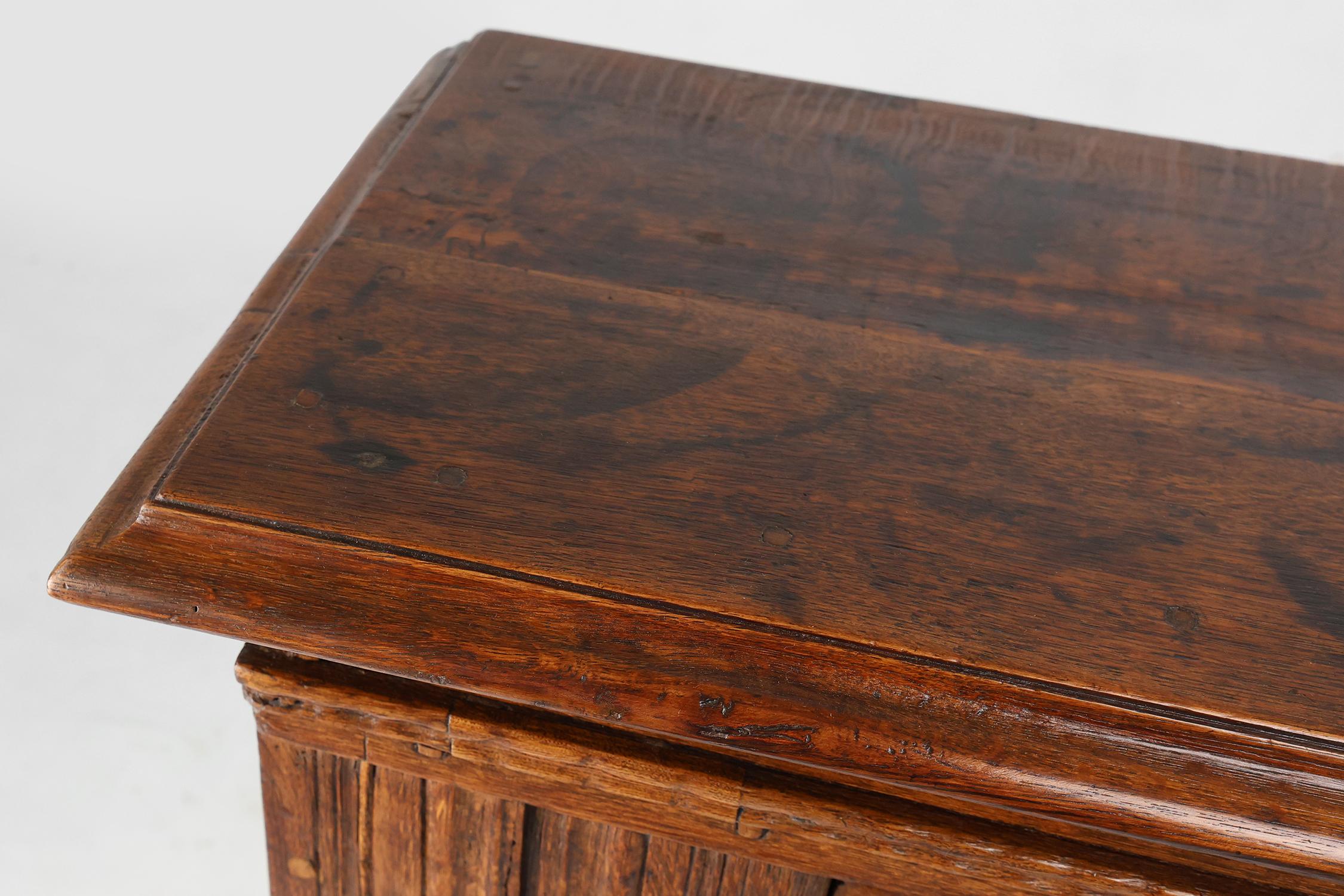 Armoire belge du 16e siècle en chêne massif, sculptée à la main et à une seule porte en vente 12