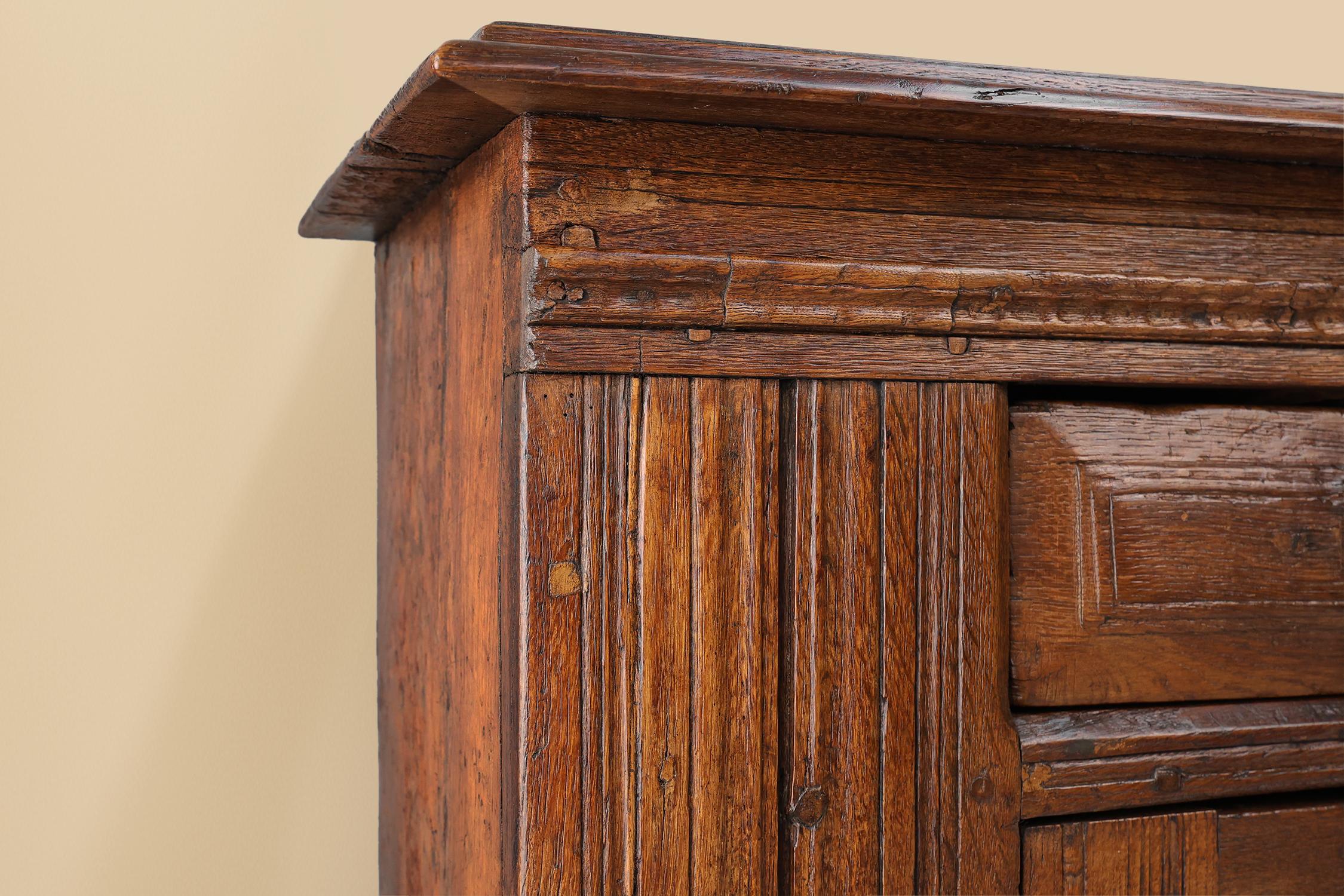 Rustique Armoire belge du 16e siècle en chêne massif, sculptée à la main et à une seule porte en vente