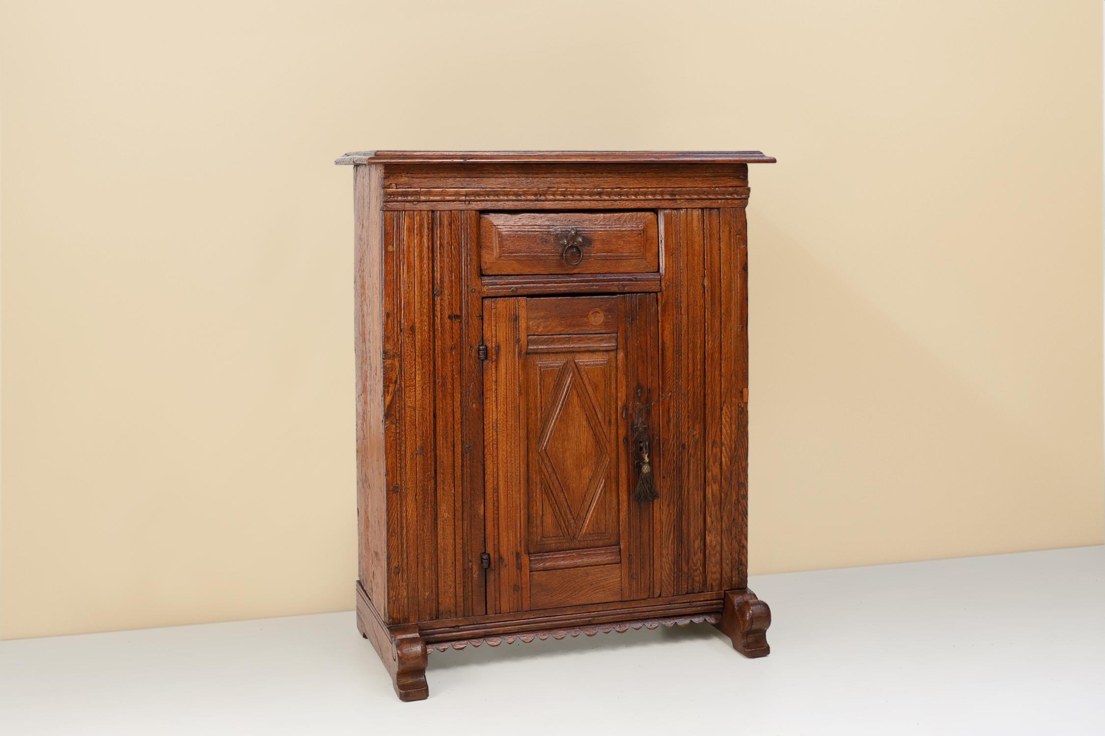 Belge Armoire belge du 16e siècle en chêne massif, sculptée à la main et à une seule porte en vente