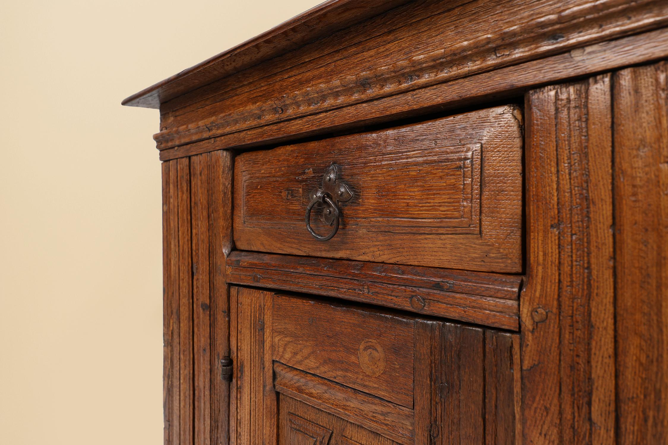 Sculpté à la main Armoire belge du 16e siècle en chêne massif, sculptée à la main et à une seule porte en vente