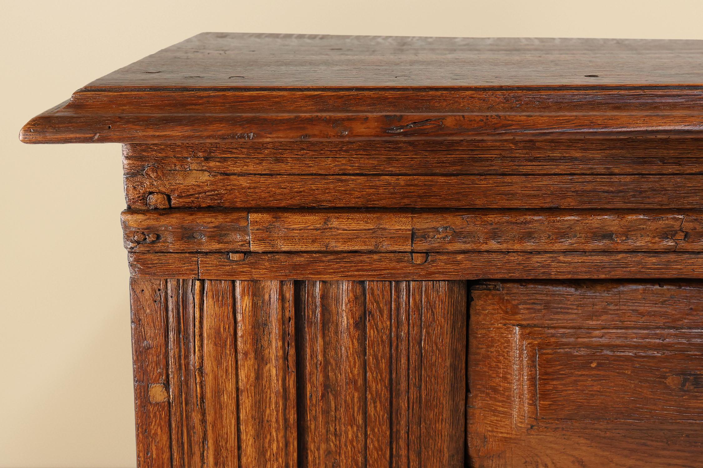 Armoire belge du 16e siècle en chêne massif, sculptée à la main et à une seule porte Bon état - En vente à Meulebeke, BE