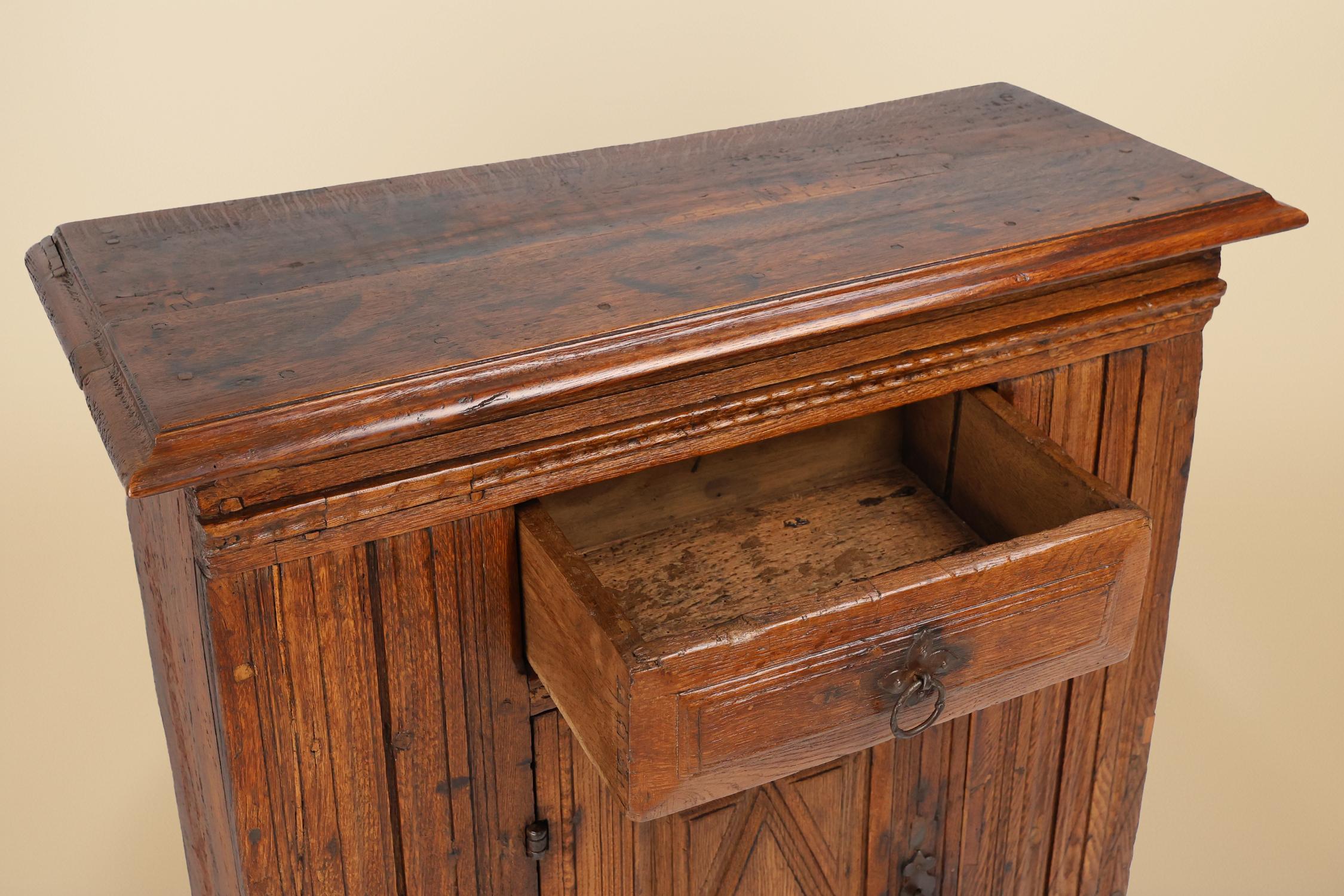 XVIIIe siècle et antérieur Armoire belge du 16e siècle en chêne massif, sculptée à la main et à une seule porte en vente