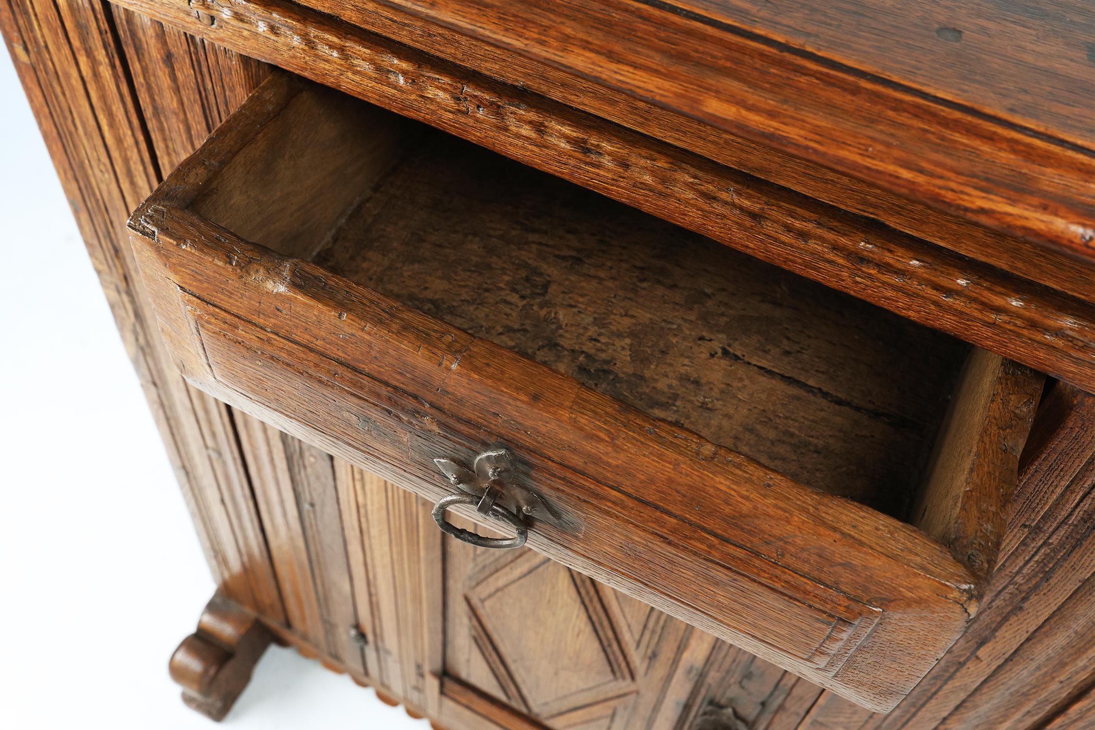 Chêne Armoire belge du 16e siècle en chêne massif, sculptée à la main et à une seule porte en vente