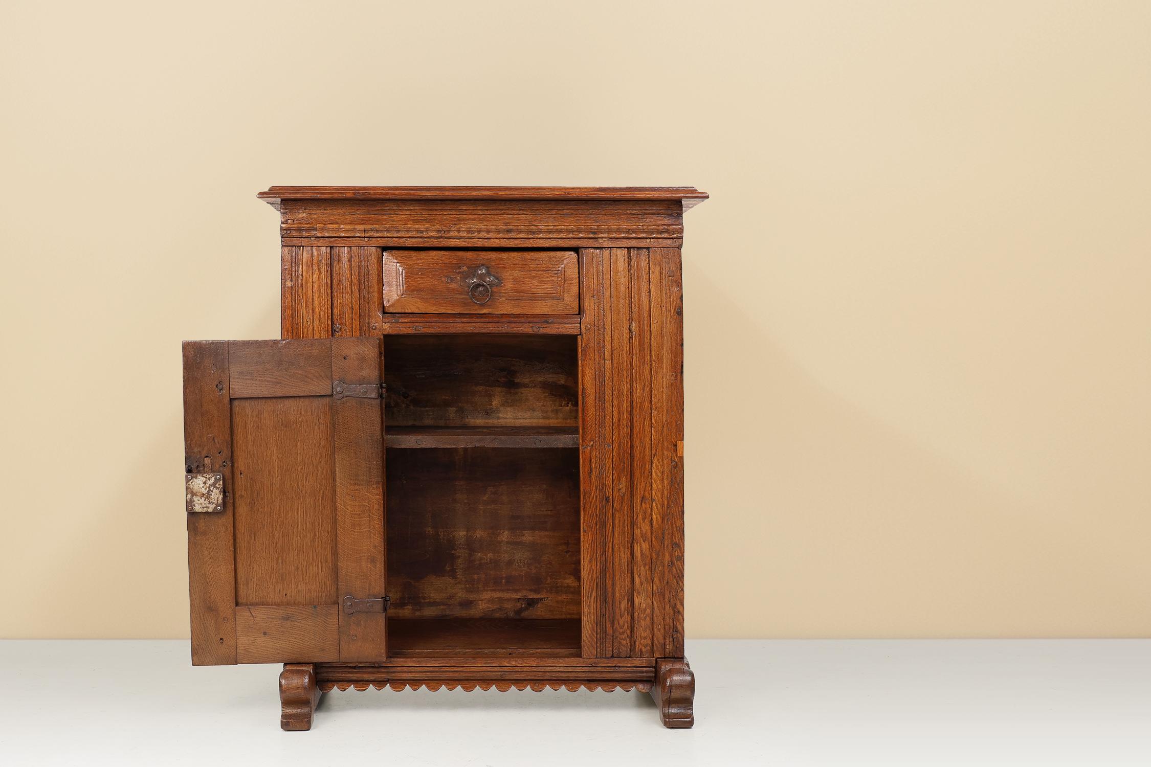 Armoire belge du 16e siècle en chêne massif, sculptée à la main et à une seule porte en vente 1