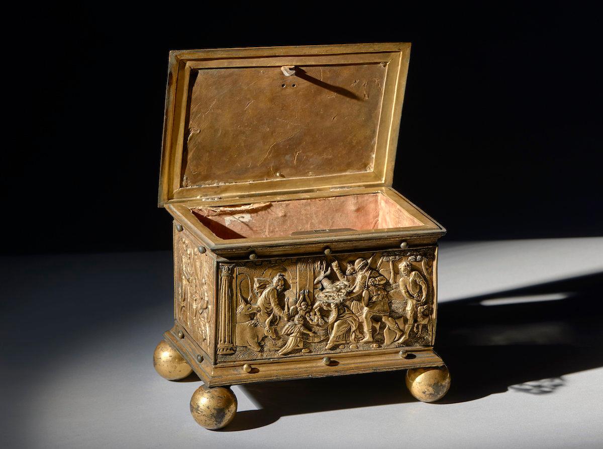 Bronze and gilded copper box, Central Europe, 16th century

Dimensions: 13 x 17.2 x 12.2 cm

Resting on the ground by means of four spherical feet in gilded bronze, this splendid little box has a structure with linear frames, on which five very