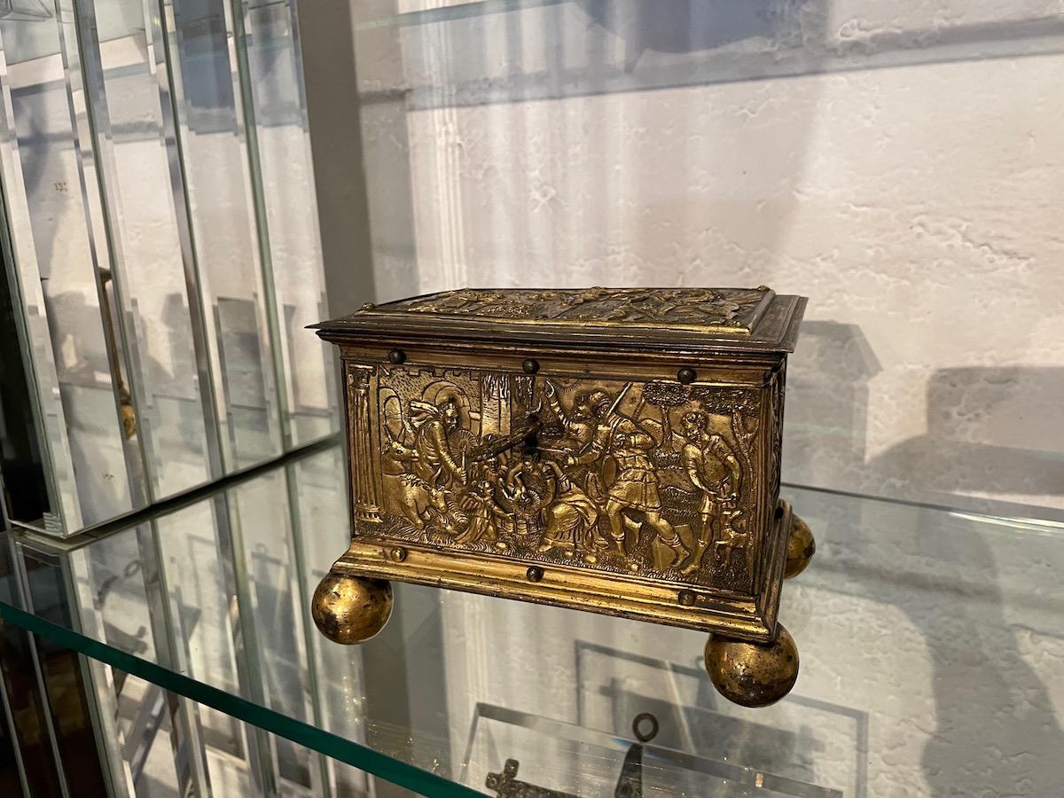 16th Century Bronze and Gilded Copper Box For Sale 1