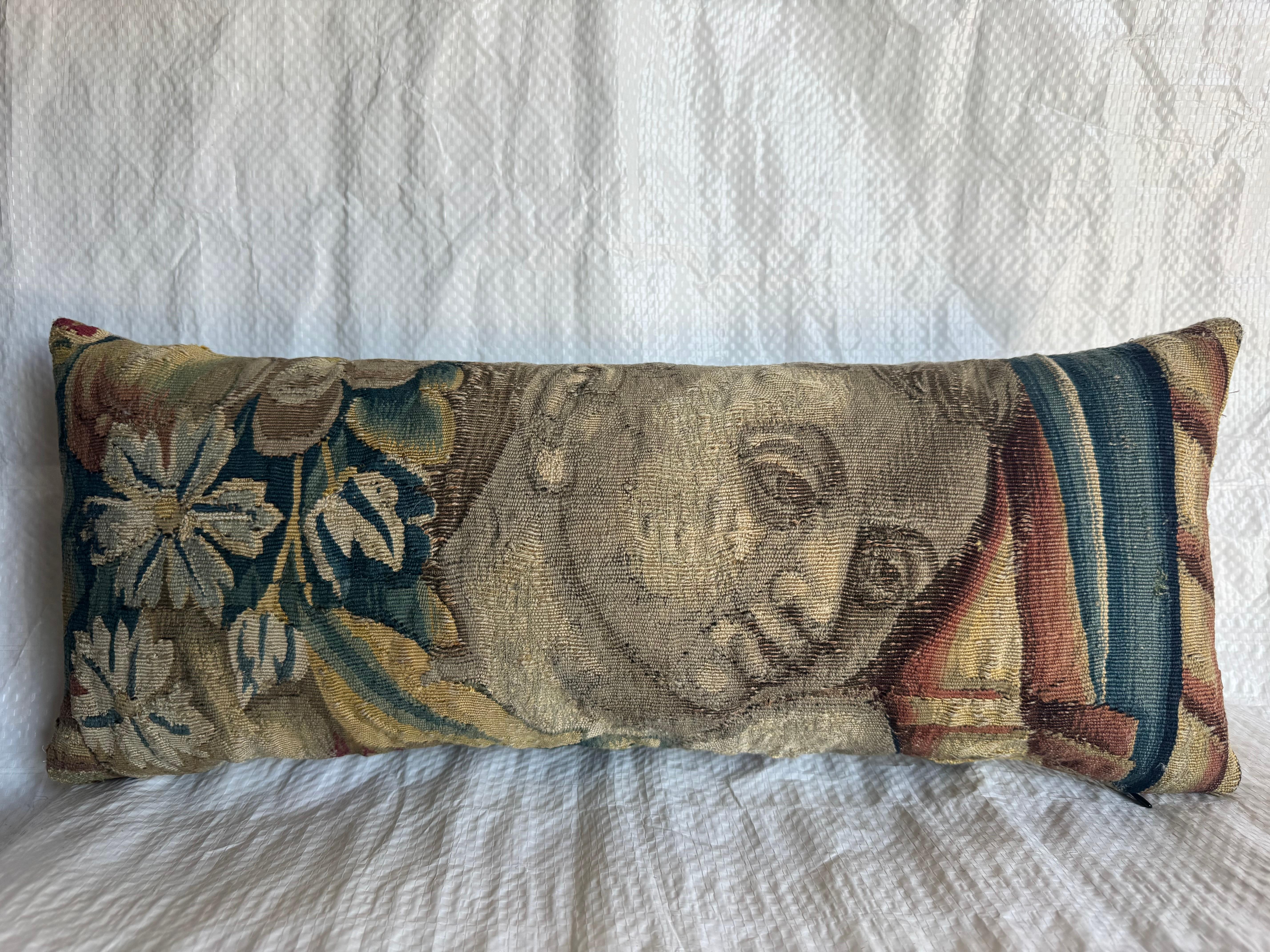 Rare fragment de tapisserie flamande de Bruxelles du XVIe siècle représentant un portrait figuratif de la Renaissance entouré de détails floraux et de draperies. Tissé à la main en laine et en soie, ce fragment exquis incarne l'art raffiné des