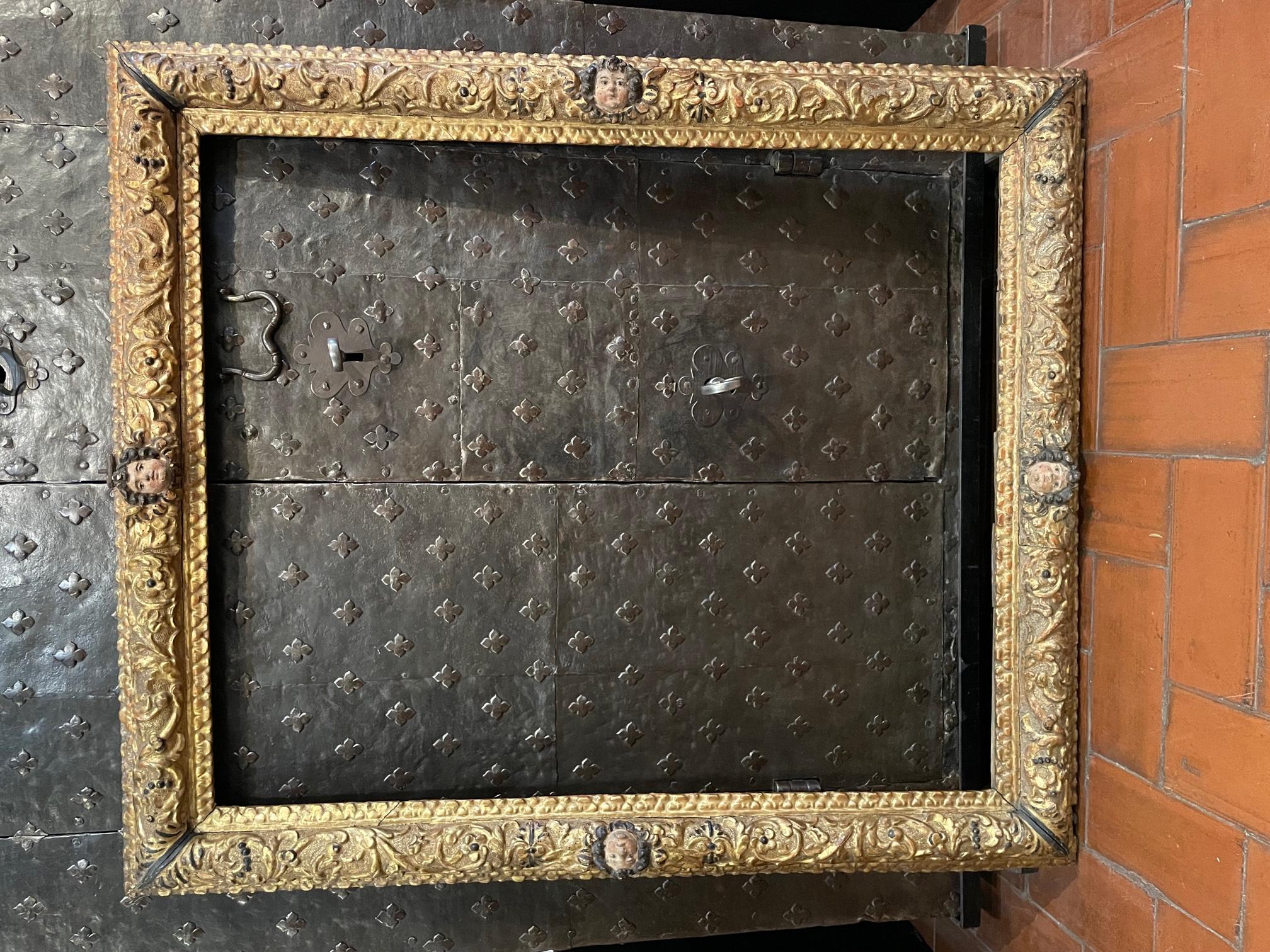 16th Century, Carved, Gilded and Polychrome Wooden Frame For Sale 9