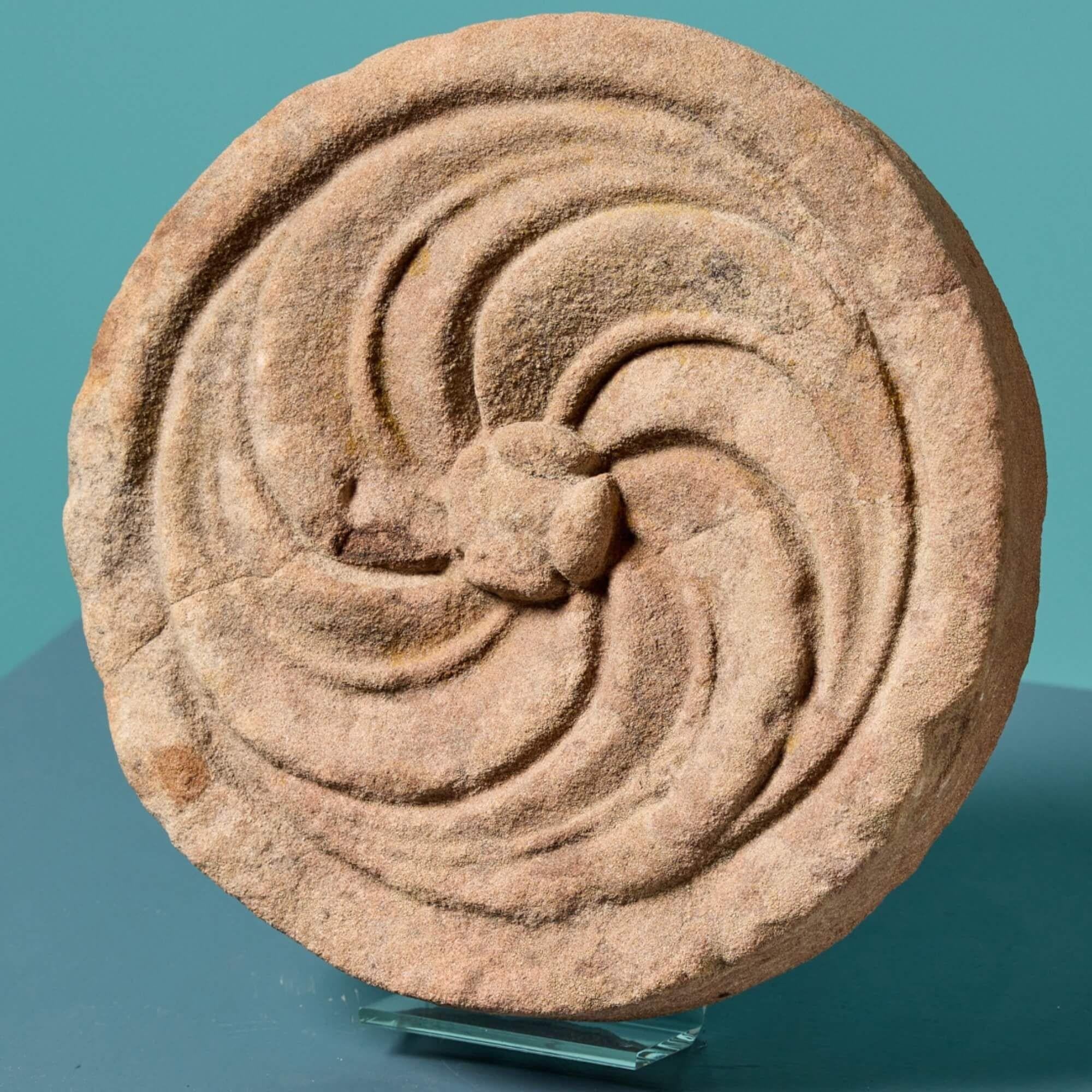 Geschnitztes Rondell aus rotem Sandstein aus dem 16. (Mittelalterlich) im Angebot