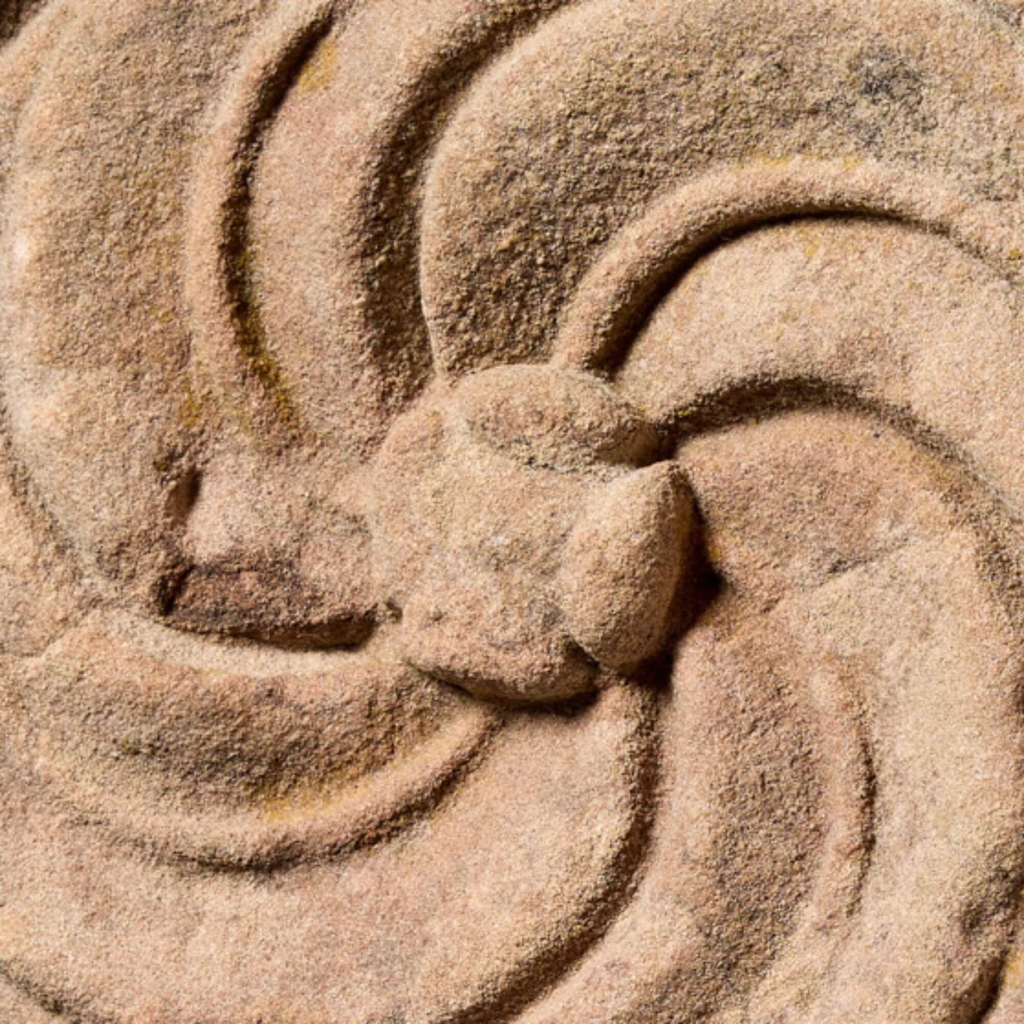 Geschnitztes Rondell aus rotem Sandstein aus dem 16. im Zustand „Relativ gut“ im Angebot in Wormelow, Herefordshire