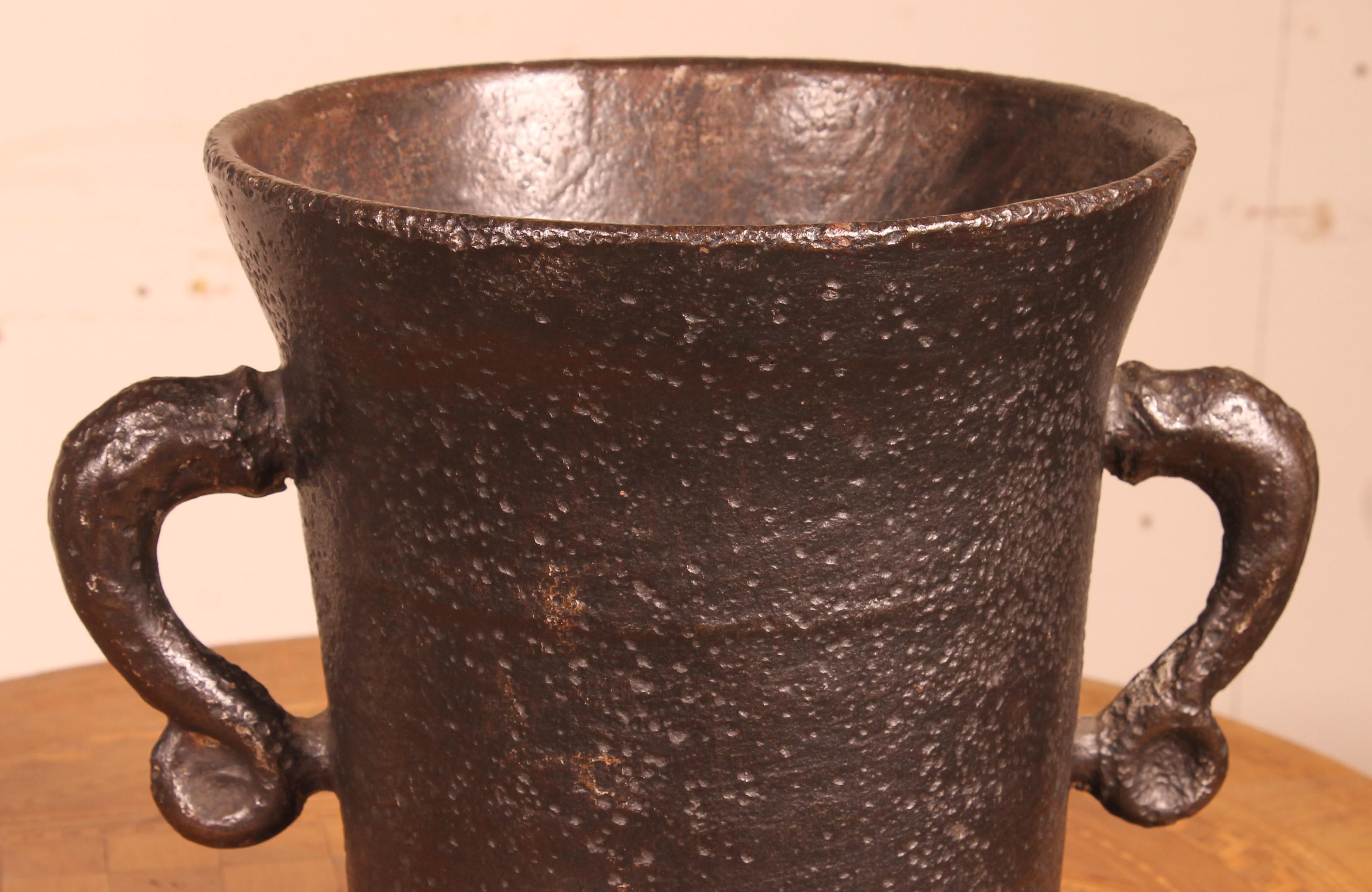 Mortaio in ghisa del XVI secolo con due manici molto belli

Bellissimo oggetto originale con un'ottima patina e in ottime condizioni
